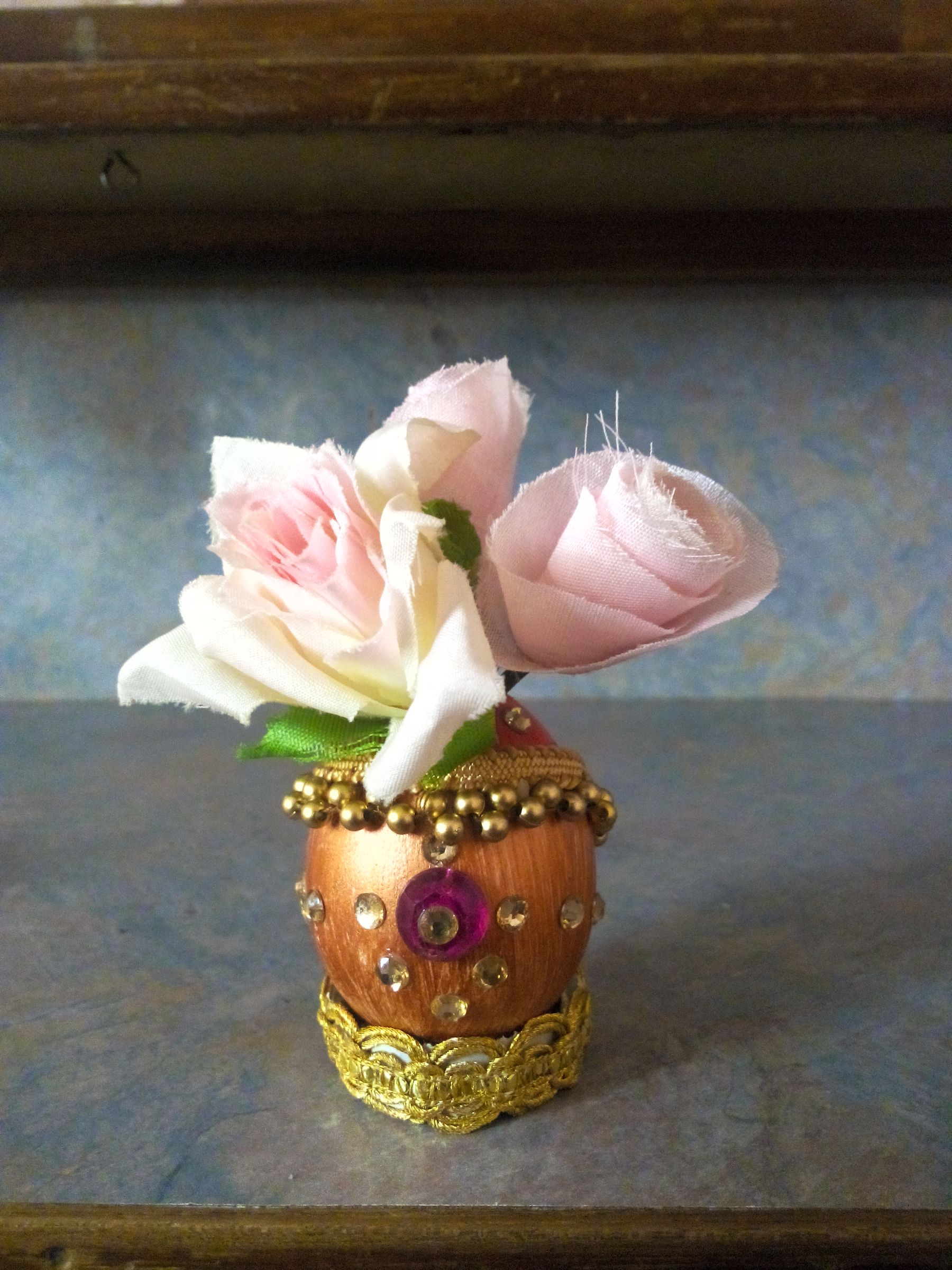 Egg shell vase