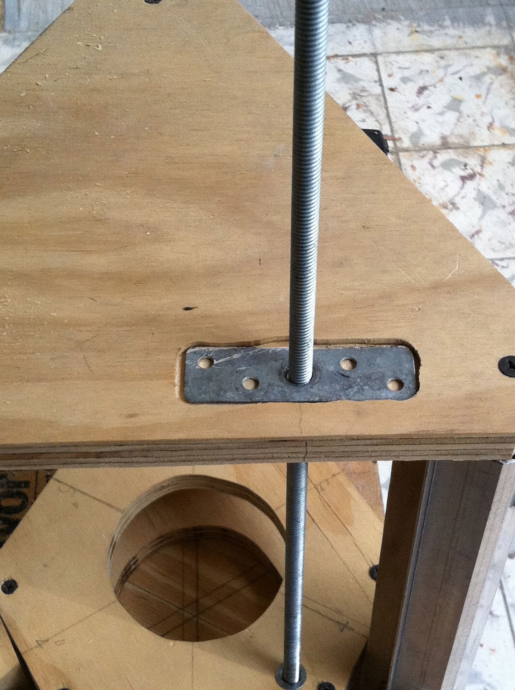 Make a Router Lift Out of Recycled Closet Door Rails. 12 Steps (with