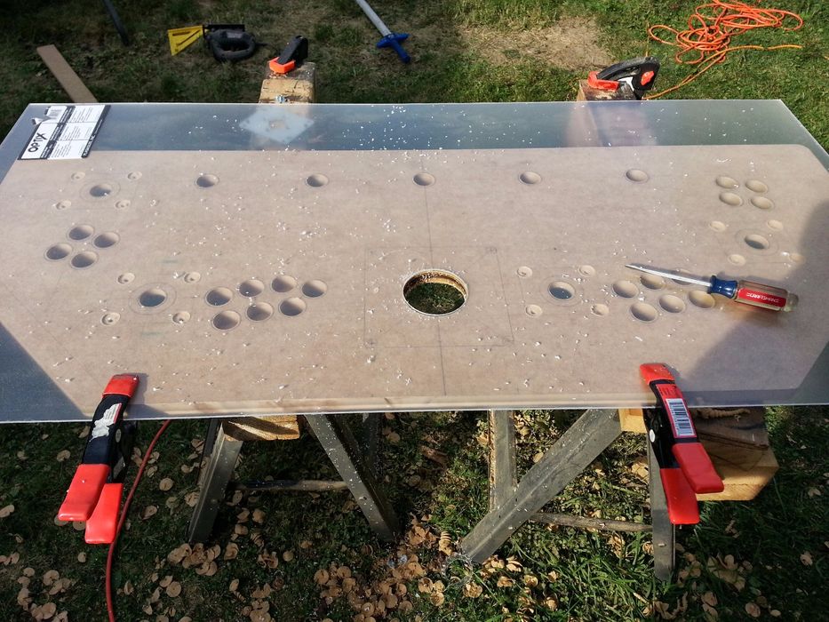 Cortar el orificio del trackball en plexiglás