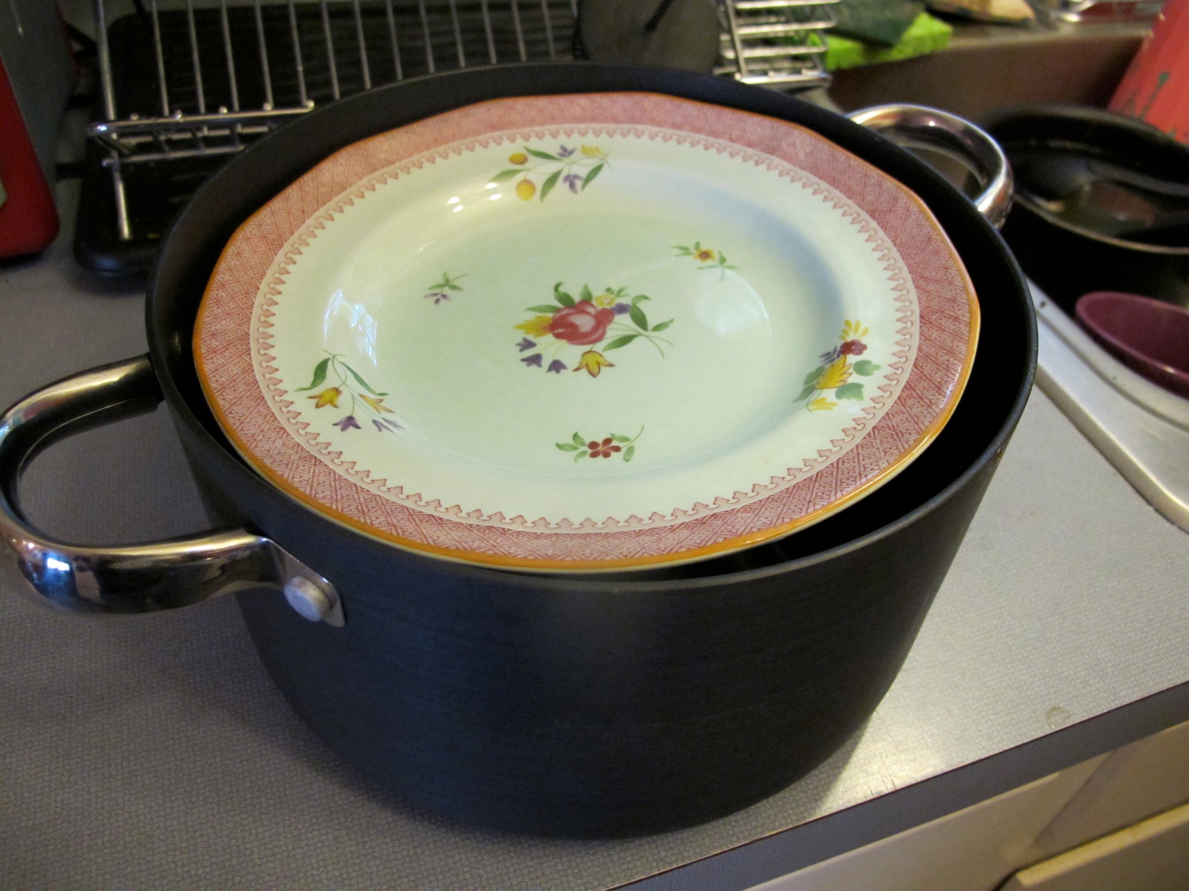 How to Make a Steamer Pot Using Household Objects. 8 Steps