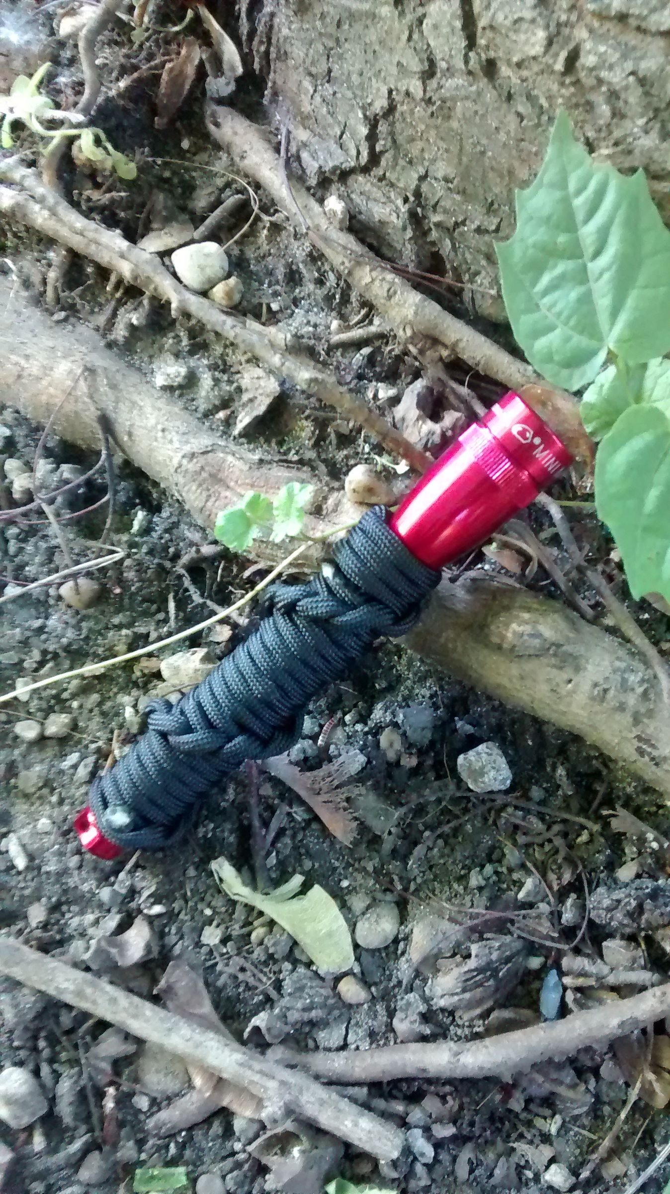 wrapping a mini mag-lite with paracord DIY Project DIY Project Image