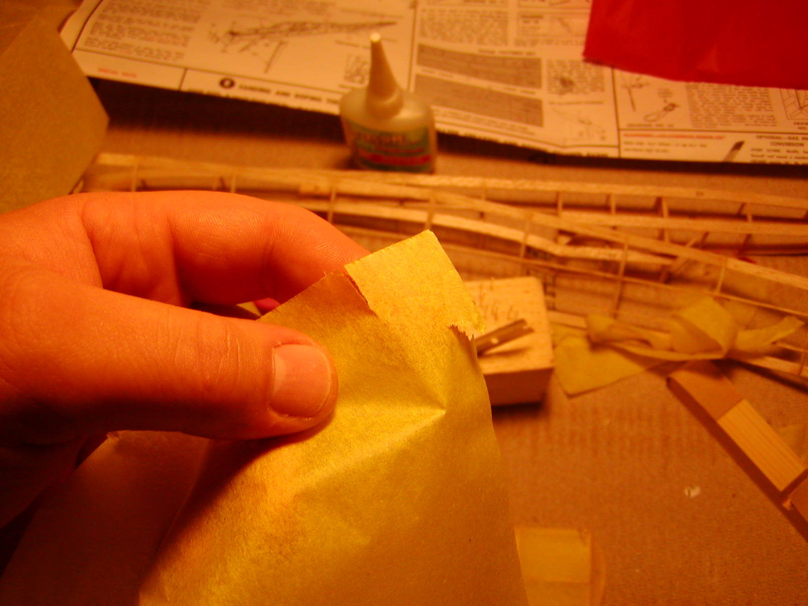 Covering a Model Airplane in Tissue 6 Steps (with Pictures