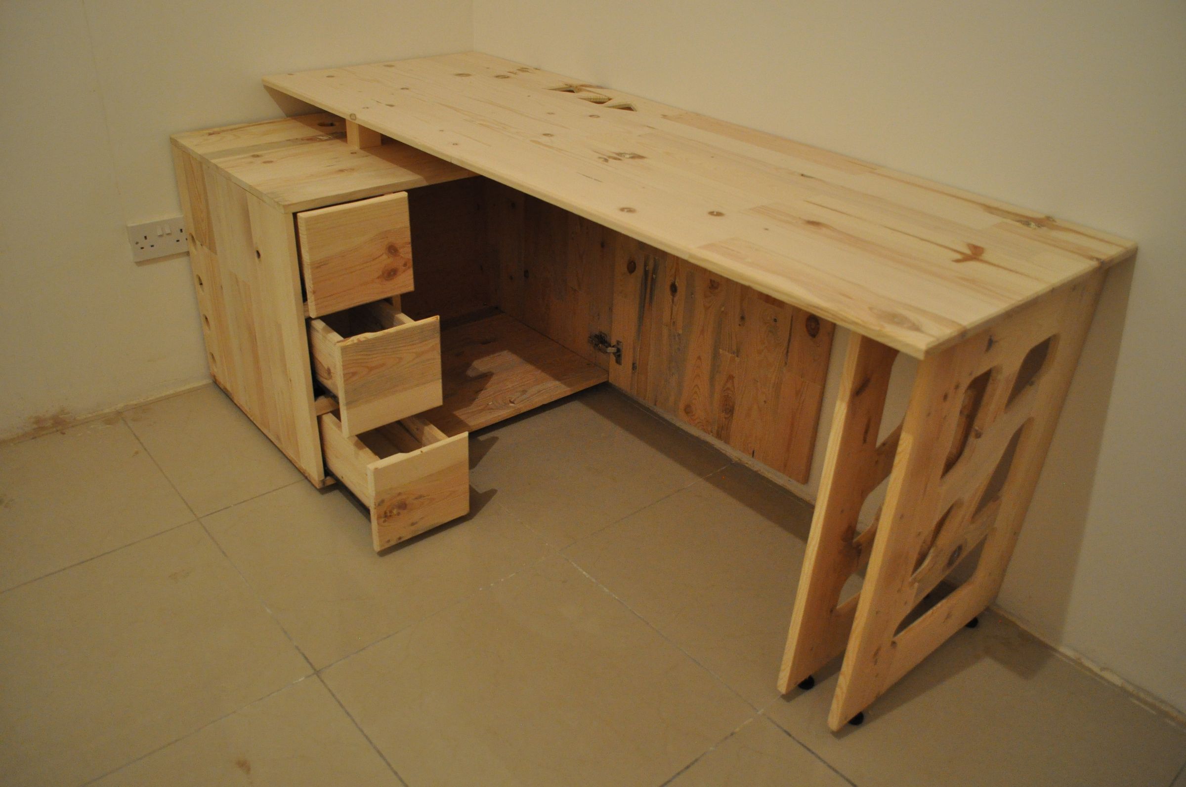 How to Build a Desk From Pallet Wood : 12 Steps (with Pictures ...