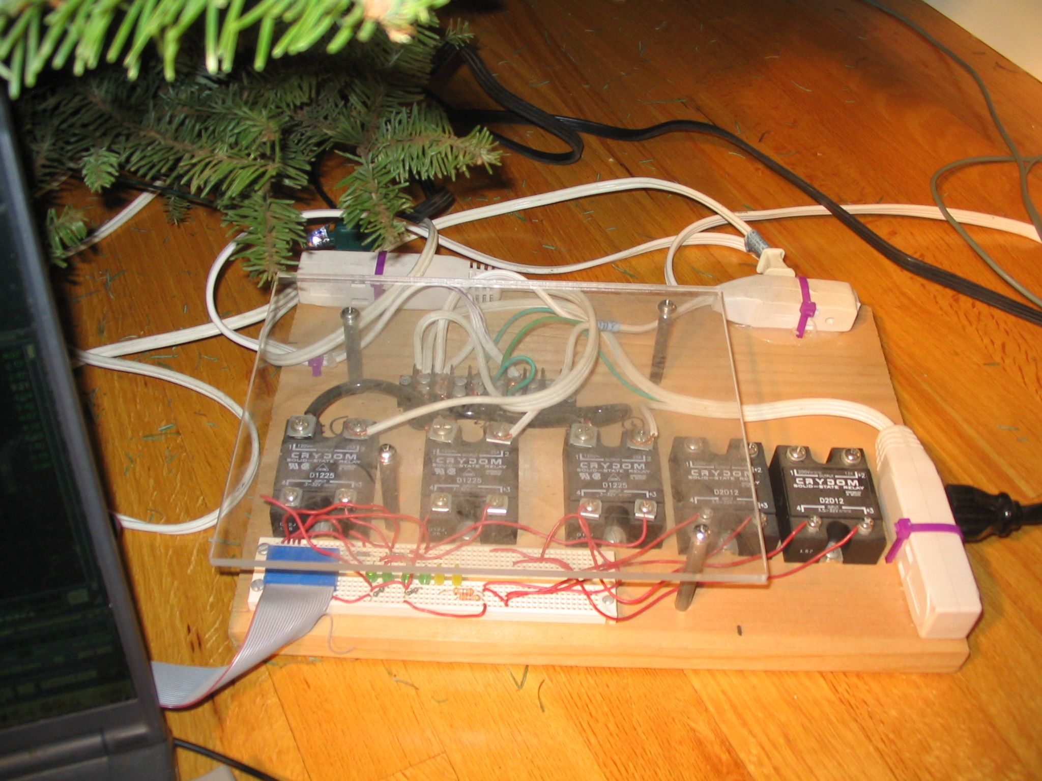 Computercontrolled Musicsynchronized Flashing Christmas Tree Lights