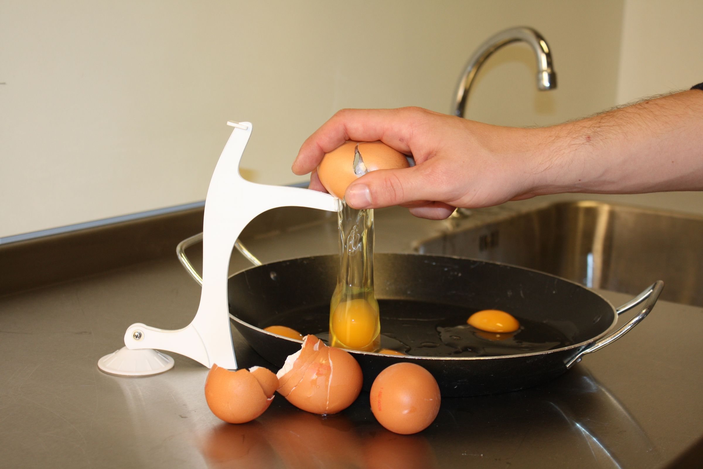 The EZegg, Breaking an Egg With One Hand 7 Steps (with Pictures
