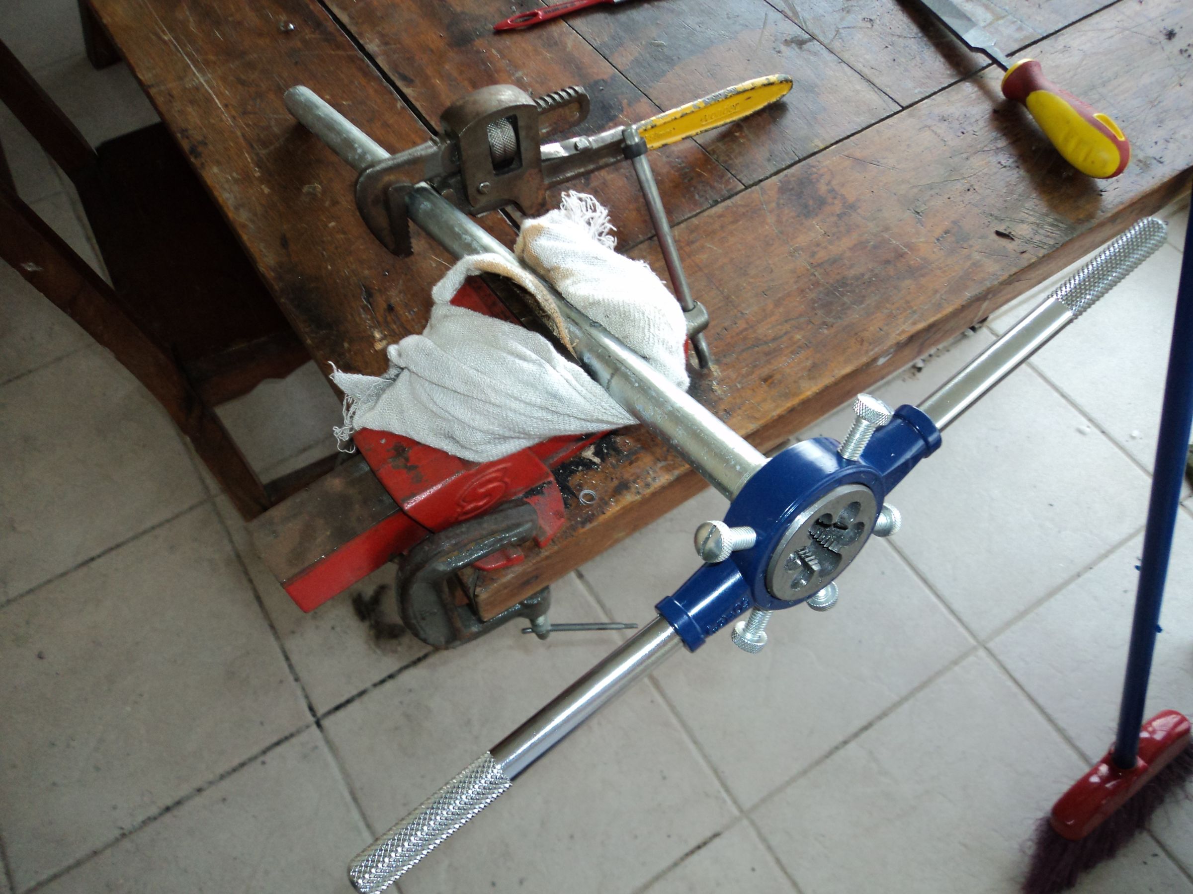 How to Cut Pipe Threads Without a Pipe Vise 4 Steps (with Pictures
