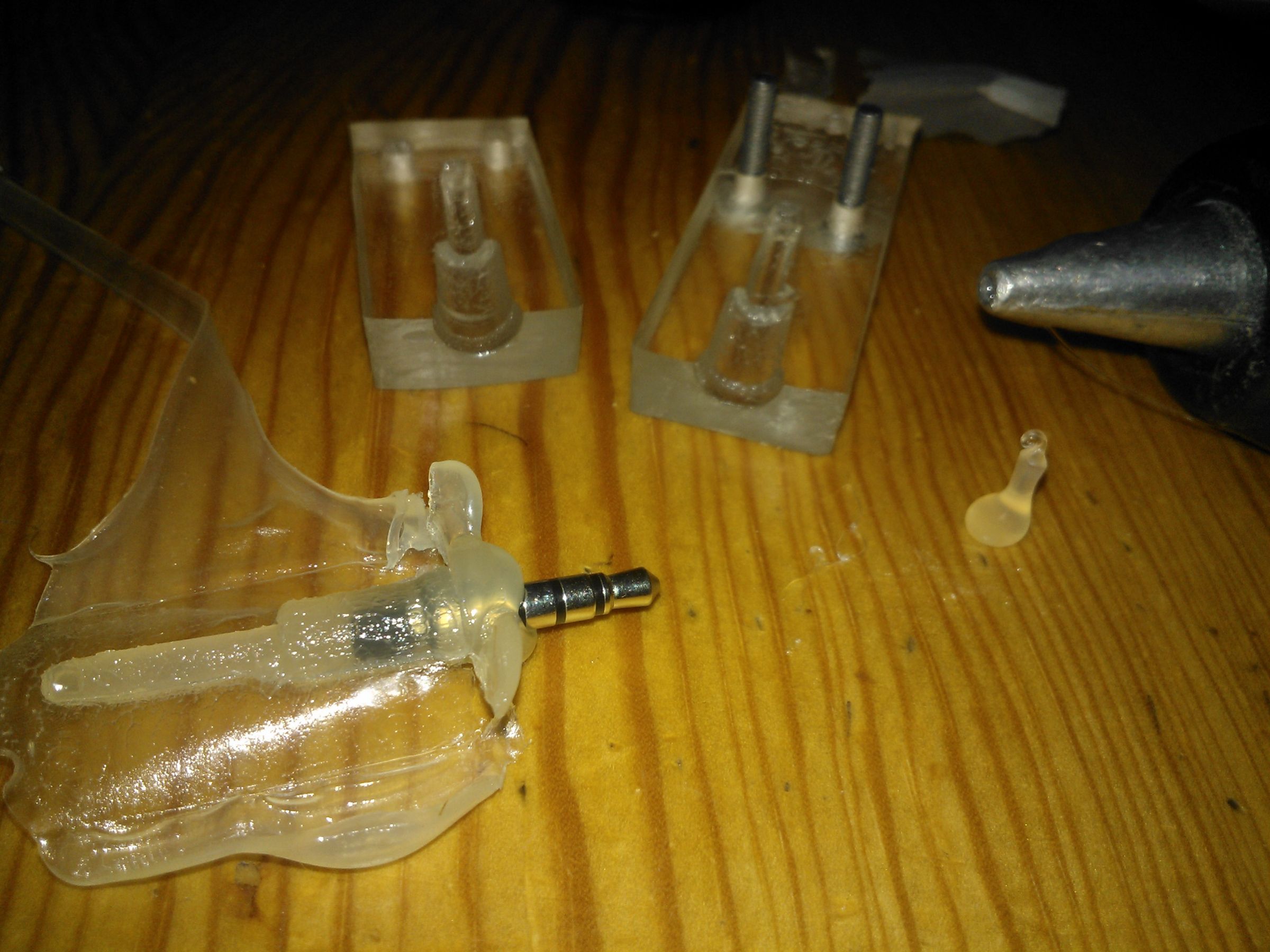 DIY Injection Moulding to Repair Headphones *UPDATED* 5 Steps (with