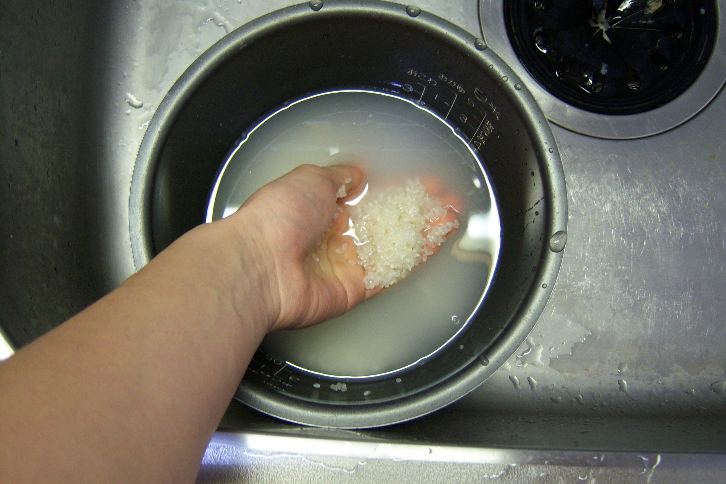 Perfect Japanese Rice in a Rice-cooker : 4 Steps (with Pictures