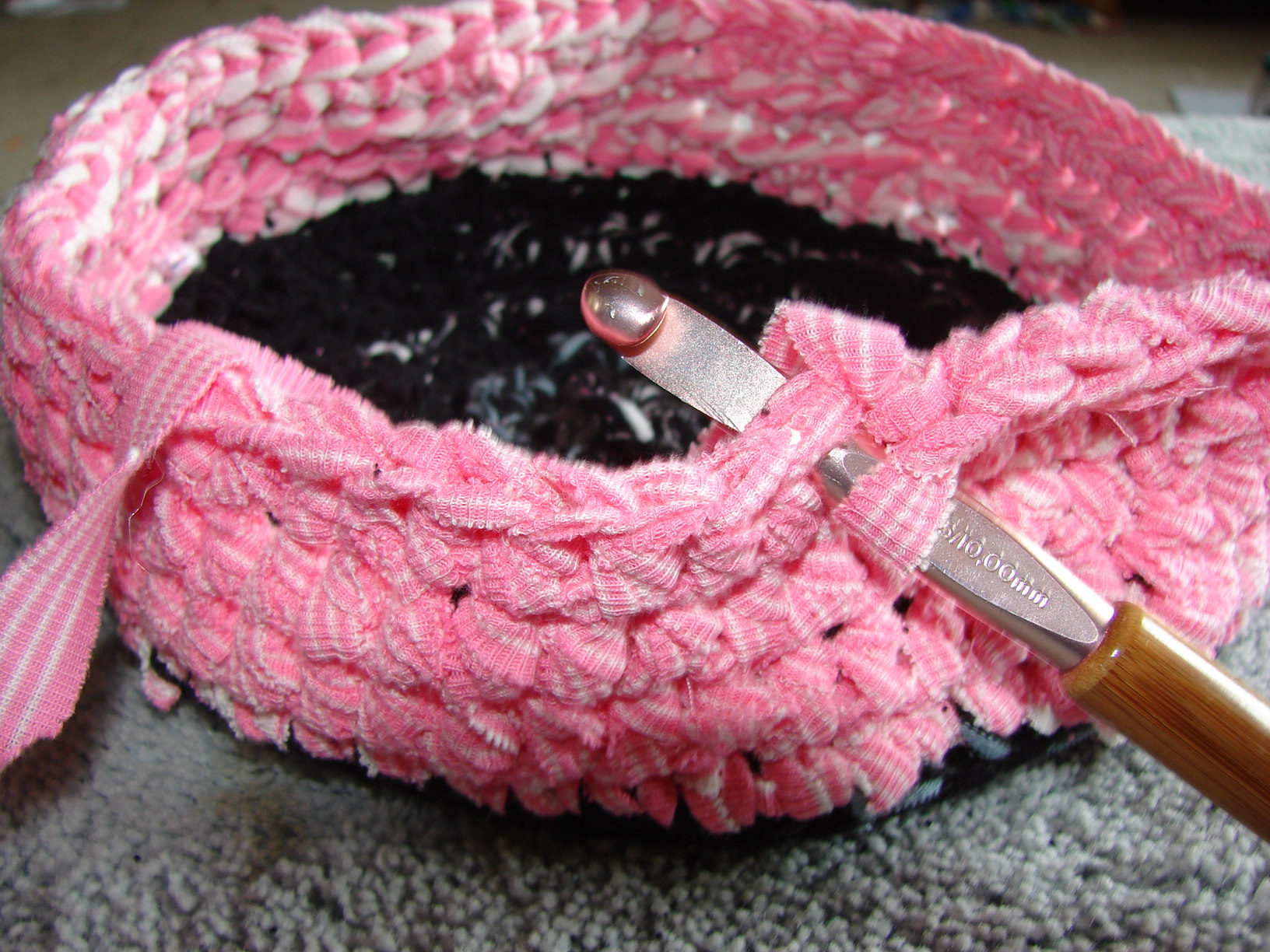 How to Crochet a Basket With Tshirt Yarn 17 Steps Instructables