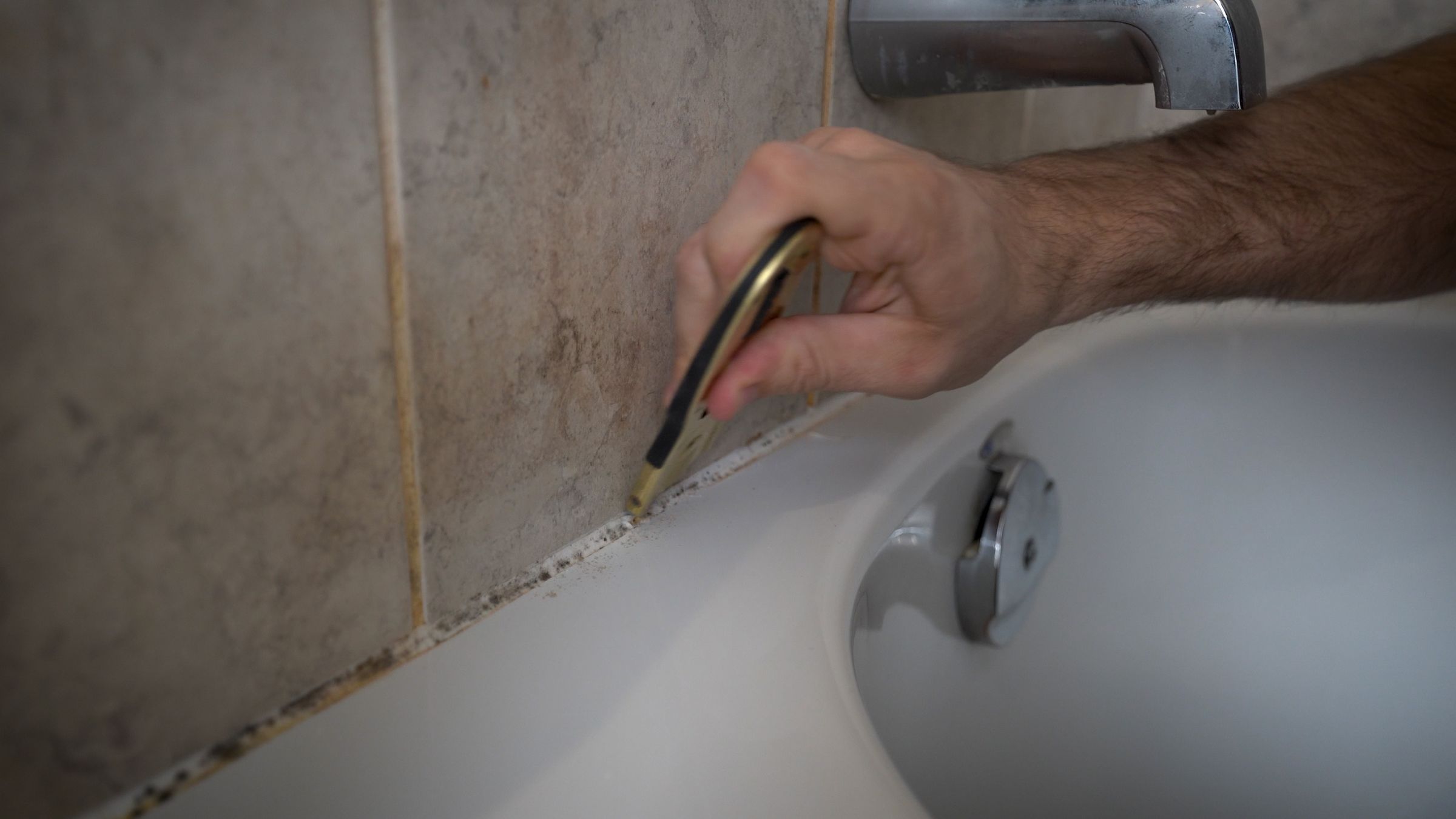 Fixing Moldy Caulking in the Bathroom 12 Steps (with Pictures