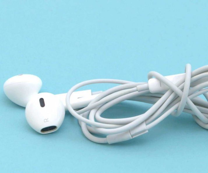 LIFE HACK: Never Tangle Your Earbuds 