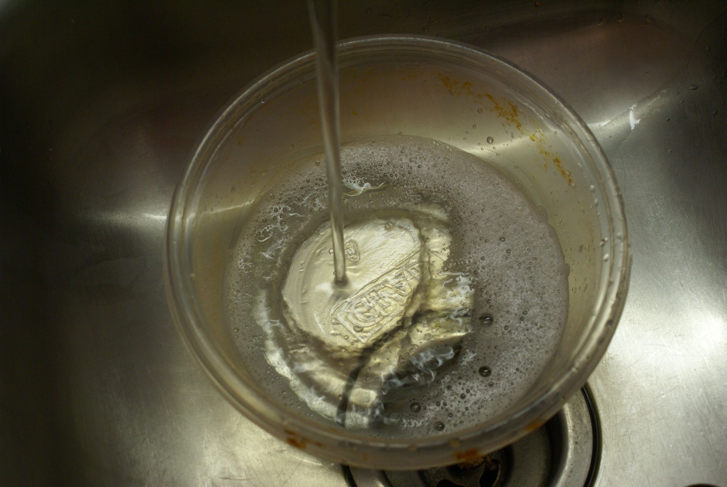 How to Successfully Clean a Nasty Plastic Bowl Stain. 4 Steps