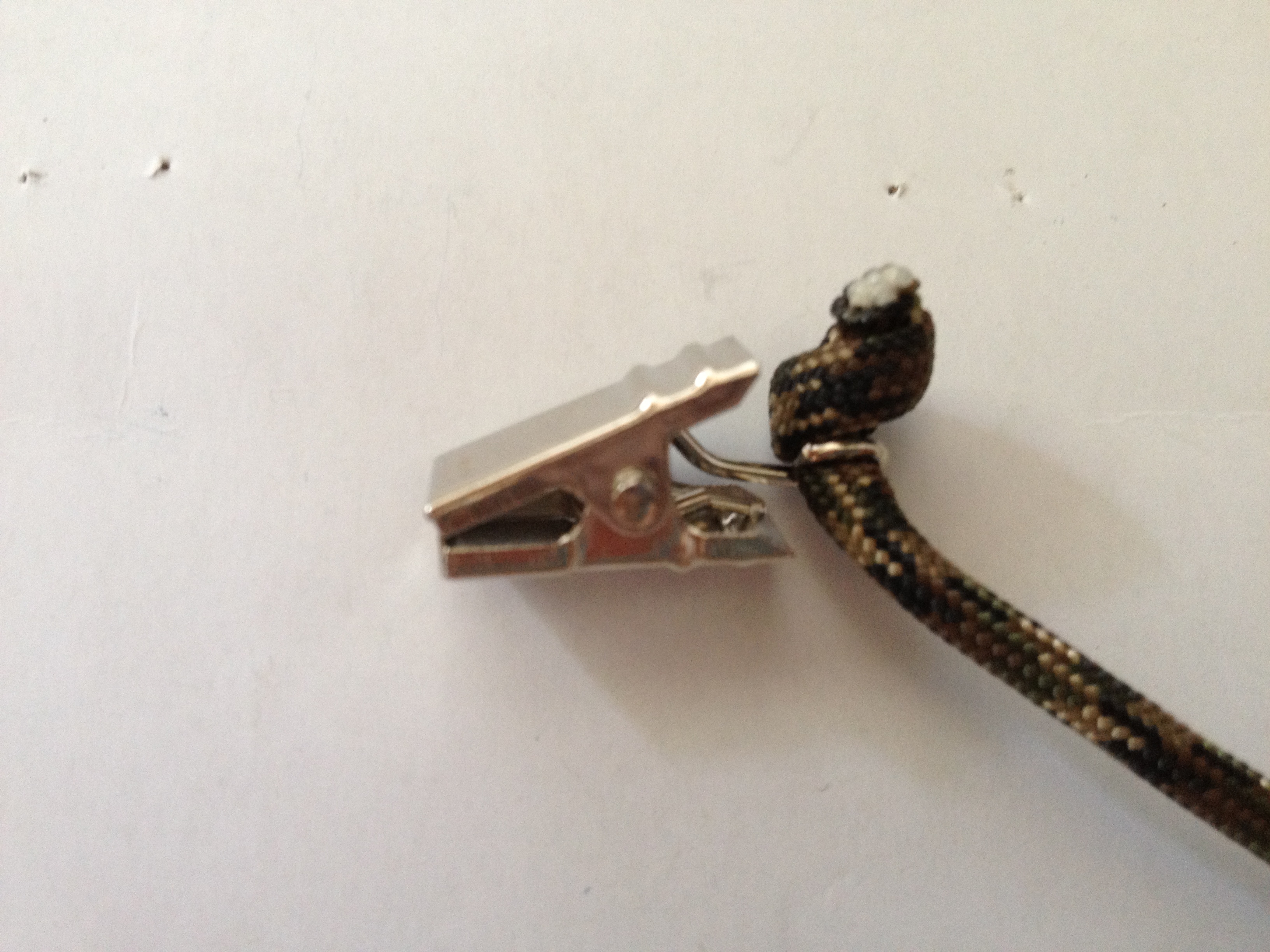 DYI Paracord Hat Clip to Keep Your Hat From Blowing Away 6 Steps