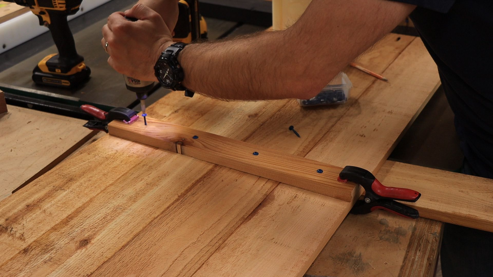 Bring die Schlagstöcke an!