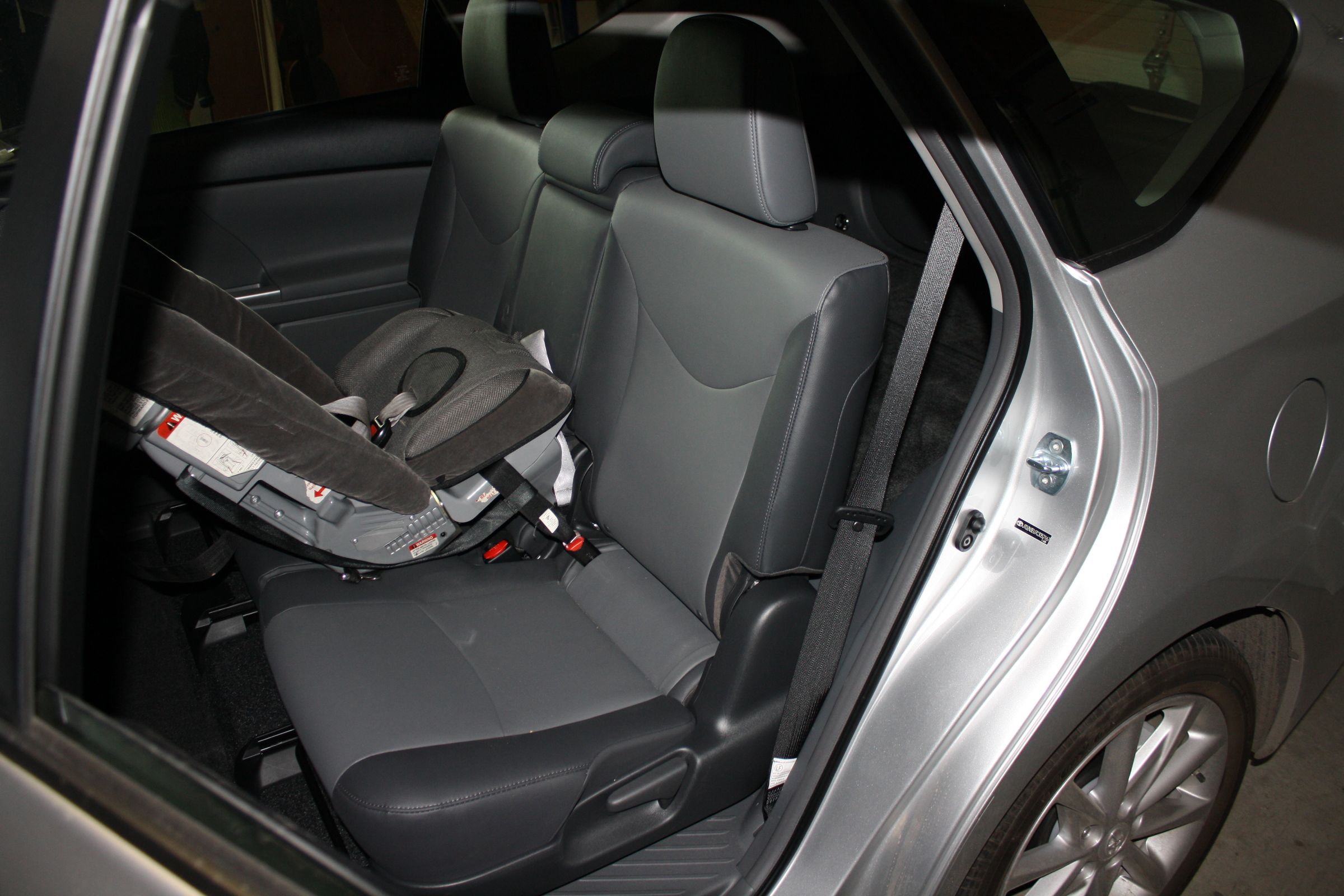 How to Remove the Rear Seats From a Toyota Prius V 3 Steps (with