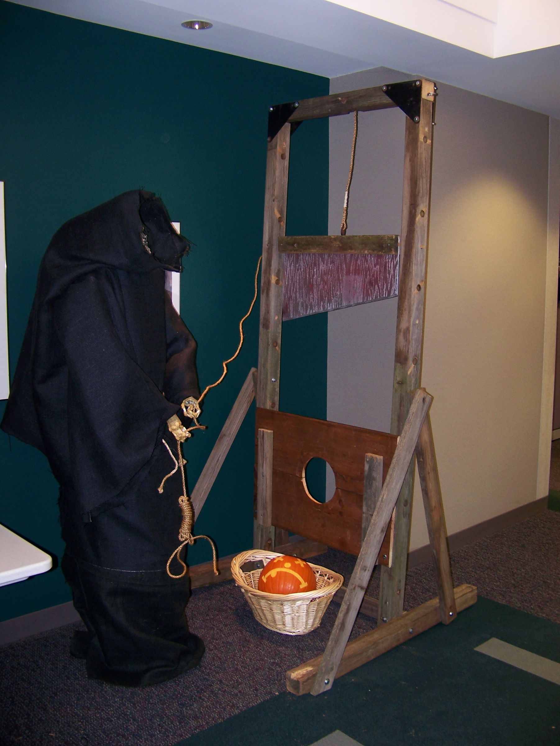 How to Convert an Old Swingset Into a Guillotine Prop for Halloween 9
