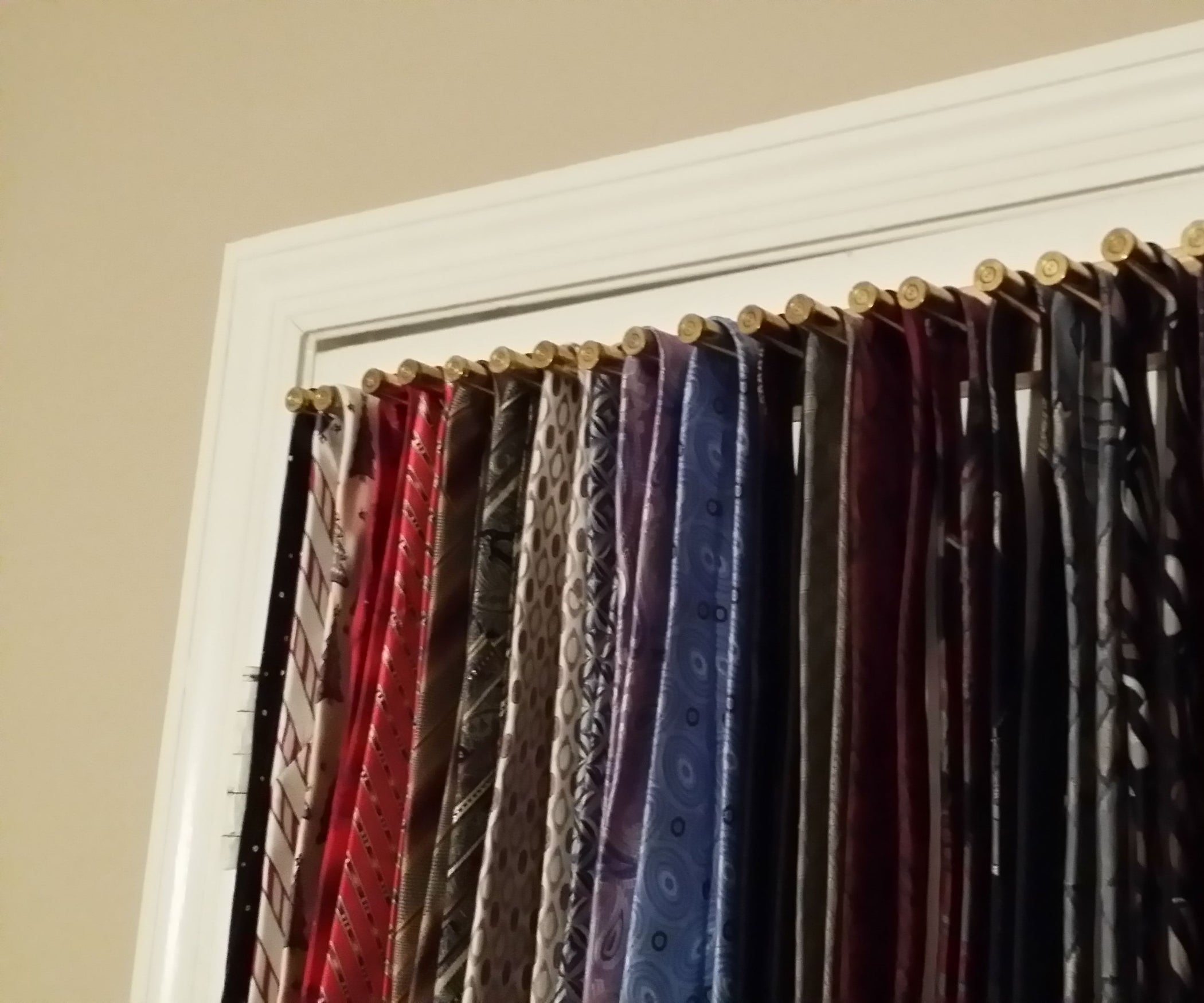 how to use a tie rack