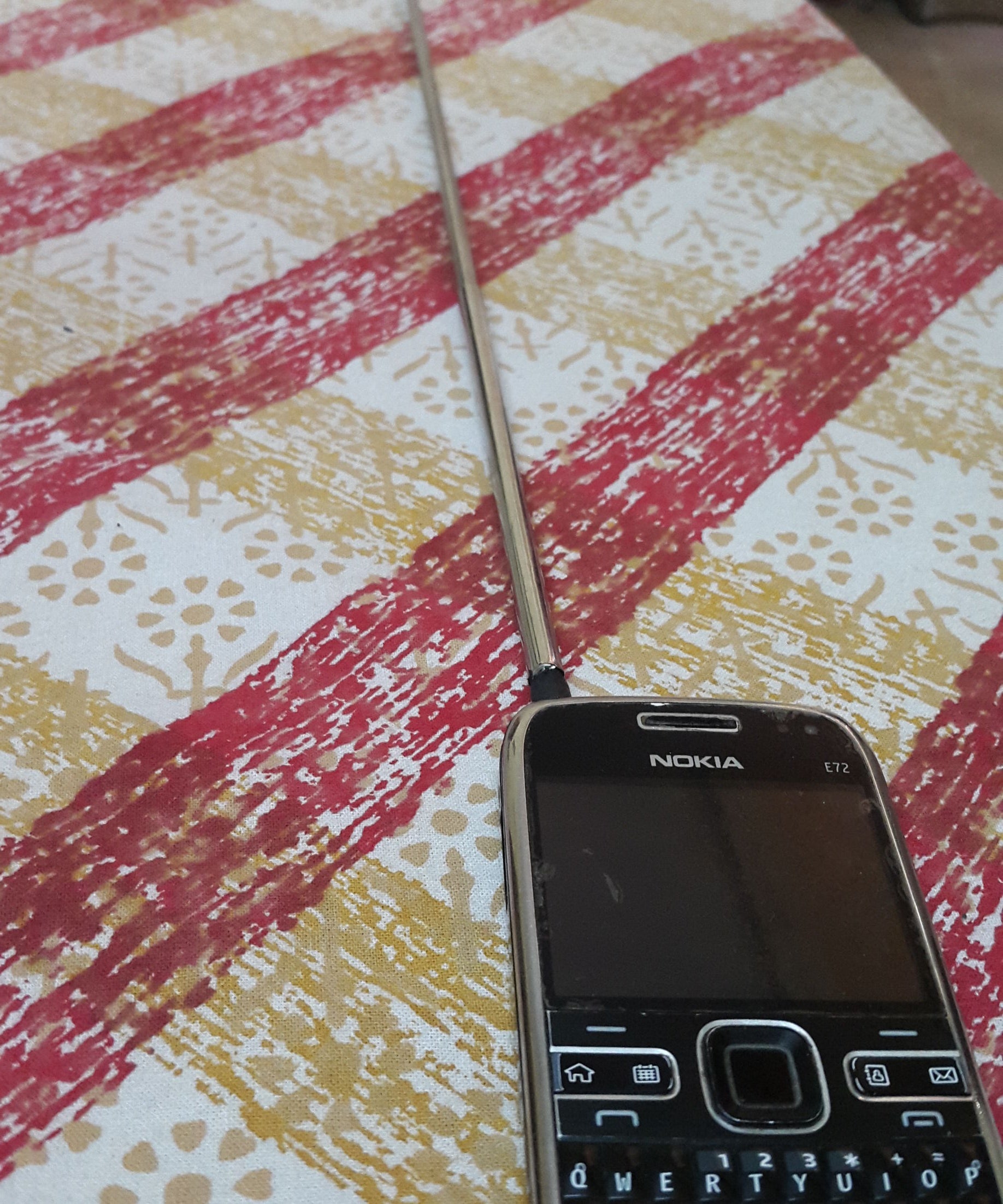 Make a Mobile Antenna to Listen to FM Radio Without Headphones 6