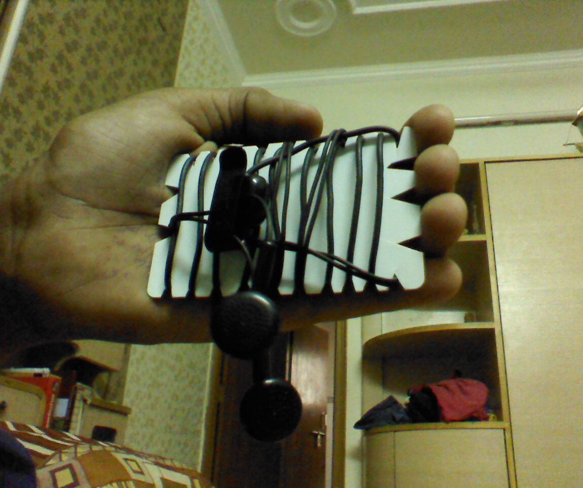 How to Wrap Your Earphones So That They Don't Tangle 4 Steps