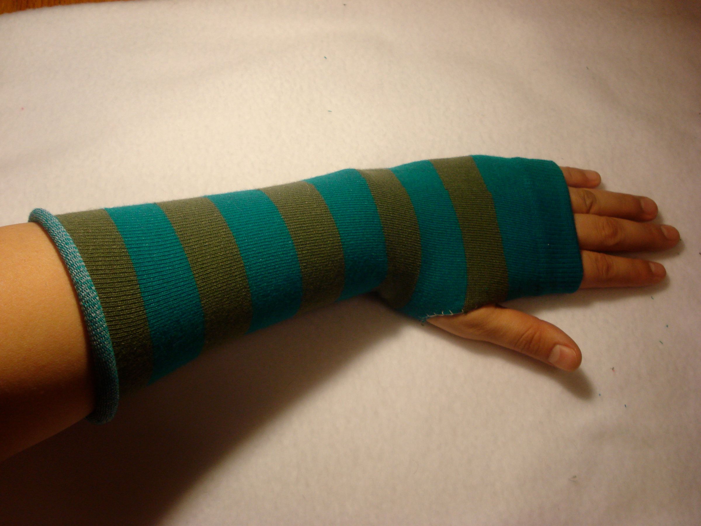 Socks Into Fingerless Gloves 5 Steps (with Pictures) Instructables