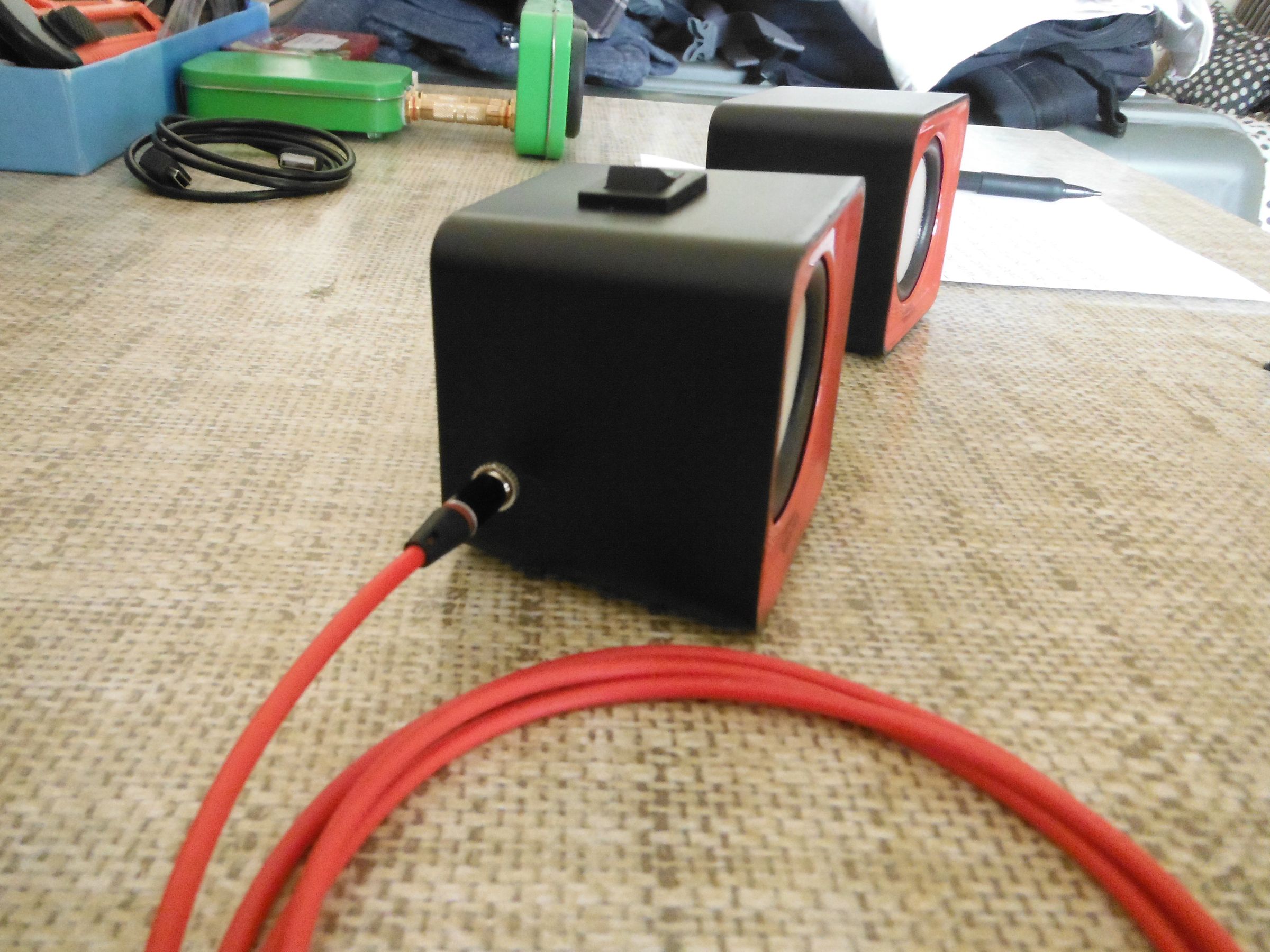 USB Speakers Into Portable Battery Powered Speakers! 6 Steps (with