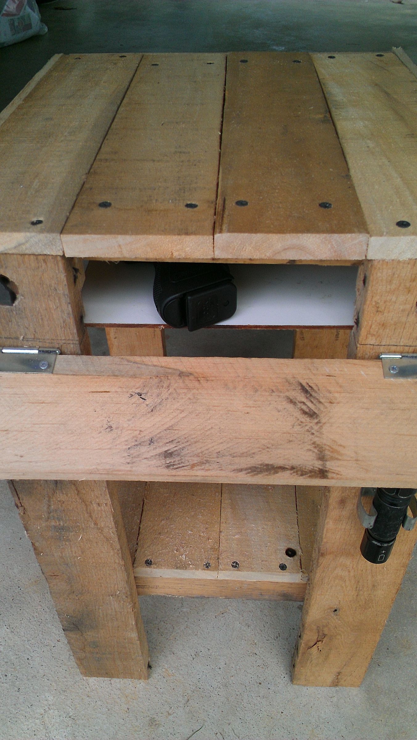 Pallet End Table/Secret Storage 3 Steps Instructables