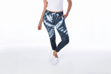 how to style tie dye sweatpants