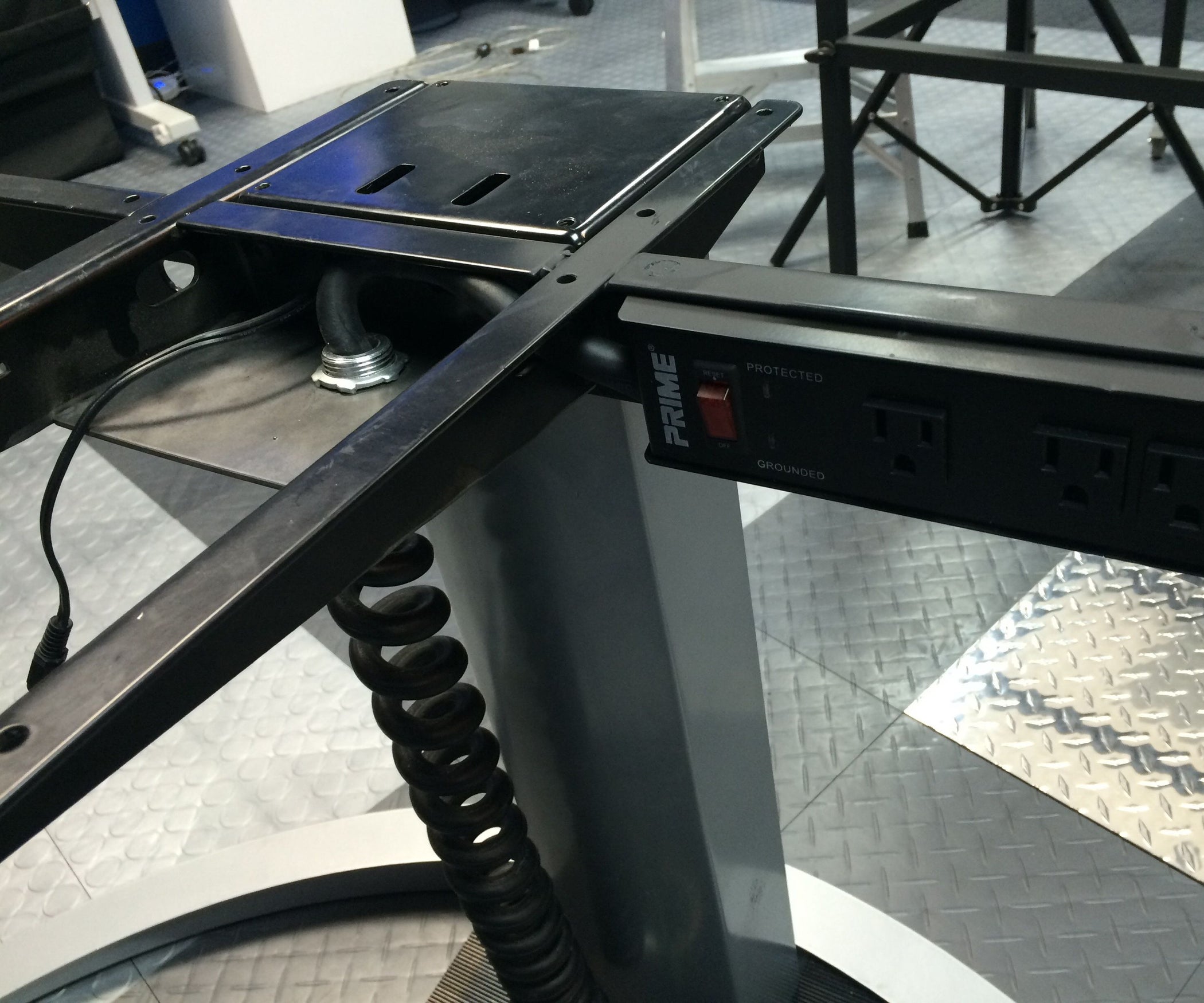 Adjustable Height (Sit / Stand) Desk Power Cord Hack : 4 Steps