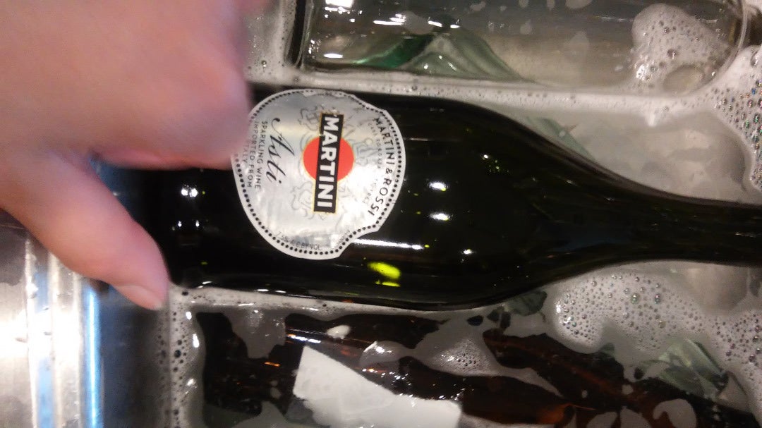 How to Prep Wine Bottles for Crafting : 4 Steps (with ...