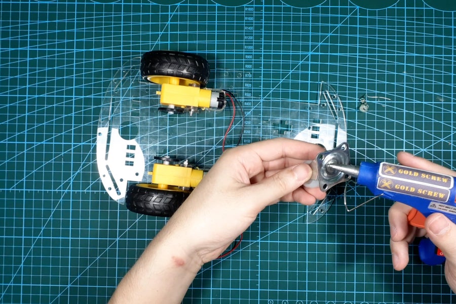 Arduino Obstacle Avoiding Robot Car 2WD With AA Battery