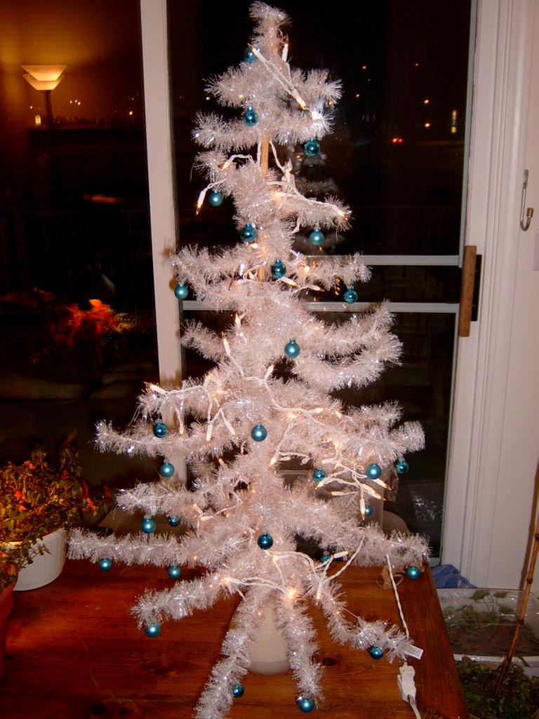 Елка создать. Креативная елка. Елка из мишуры. Елка конус. Елка из.