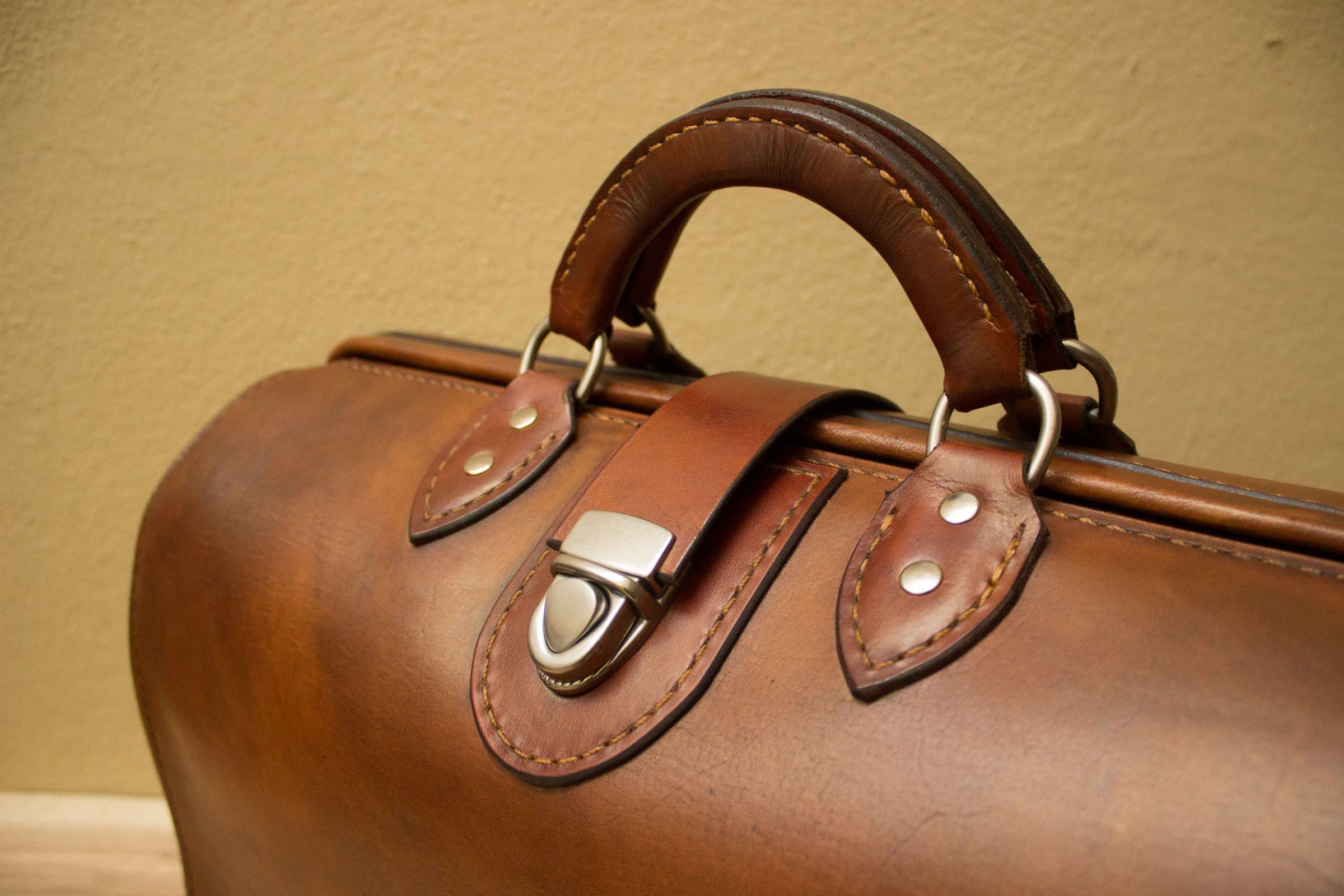 Leather MD Briefcase (Doctor's Bag) 13 Steps (with Pictures