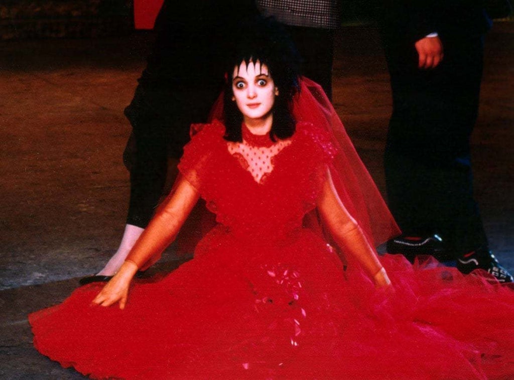 Beetlejuice Lydia's Wedding Dress 4 Steps (with Pictures
