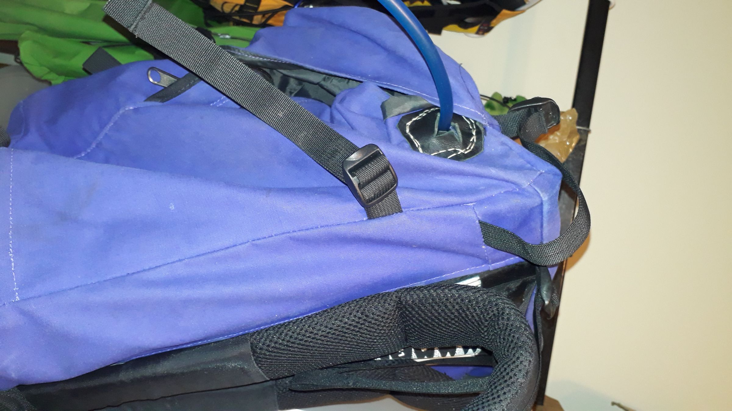 Hydration Reservoir Port Hiking Pack 3 Steps (with Pictures