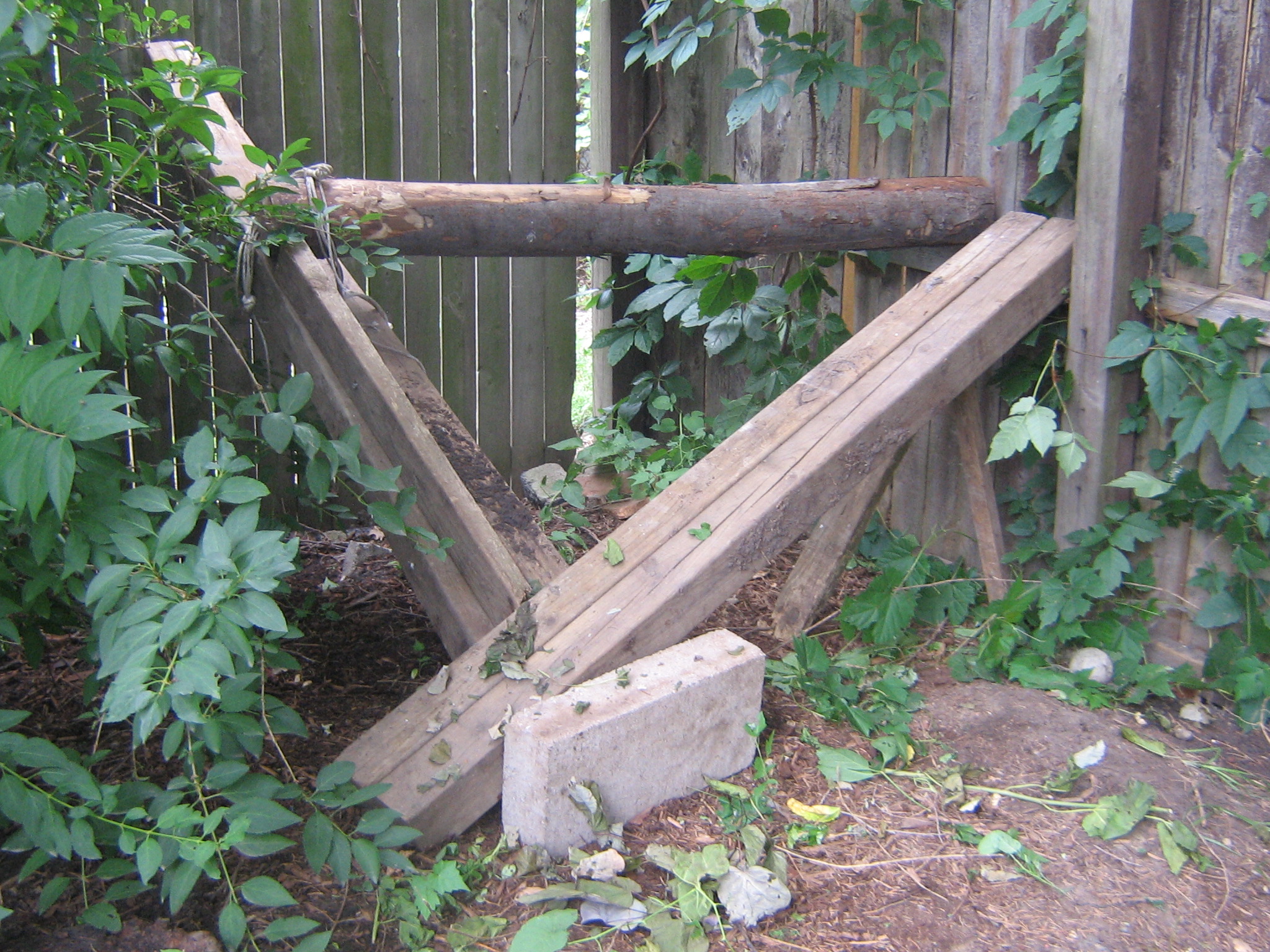 How to Make a Outdoor Fort! 4 Steps Instructables