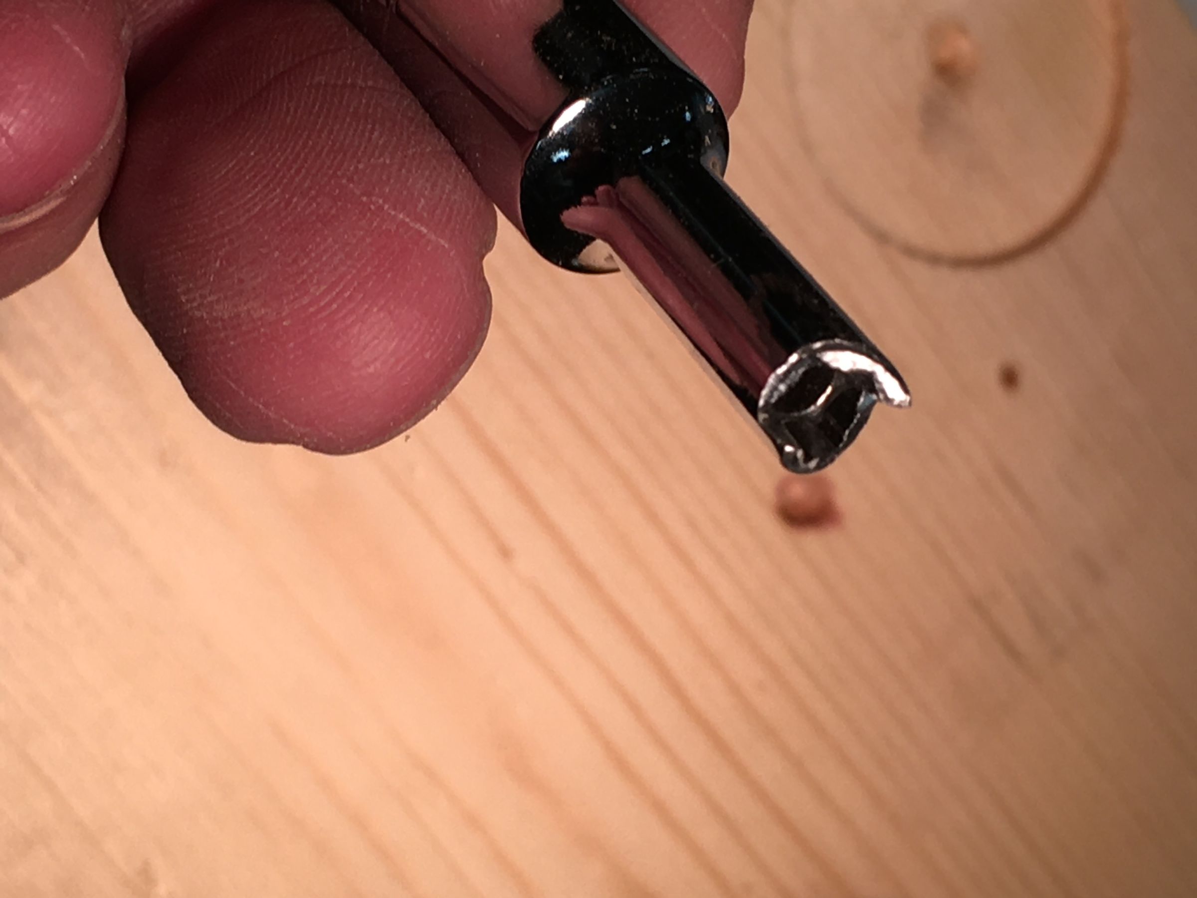 Make a Broken Screw Extractor : 4 Steps 