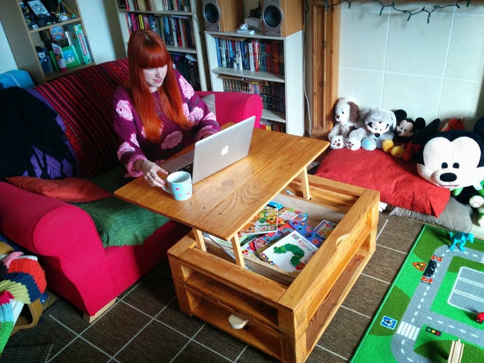 Mesa de centro de paletas com parte superior de elevação e trem de pouso