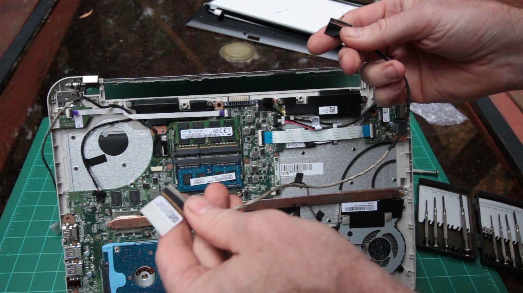 Replacing a Laptop Screen Cable : 11 