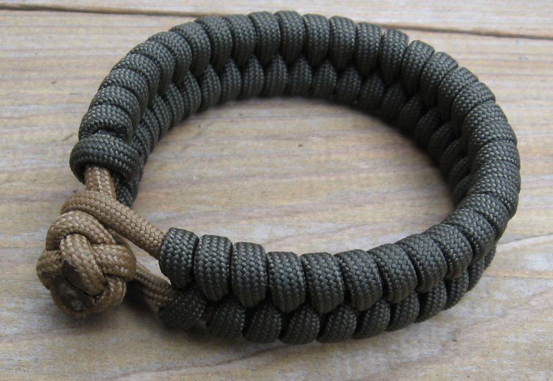 In-and-out Knot and Loop Bracelet