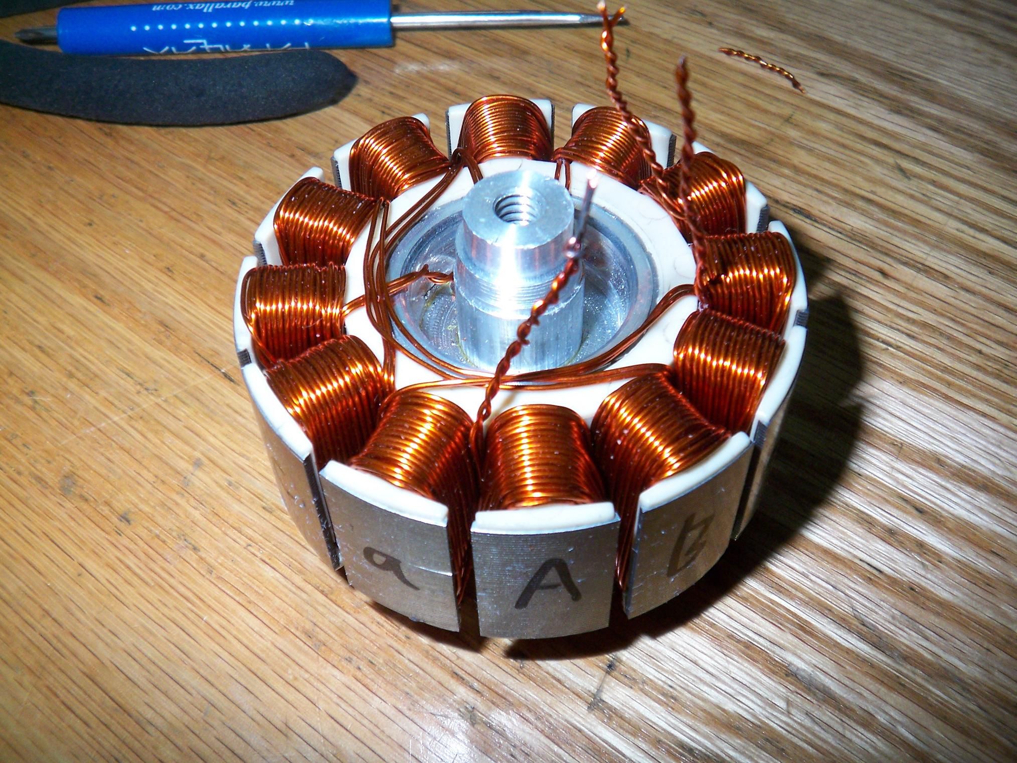 Статор мопед стелс. Бесколлекторный электродвигатель постоянного тока. Статор генератора 320 ампер. Спарк статор шётка. Катушки статора электродвигателя 4амн280s4у3.