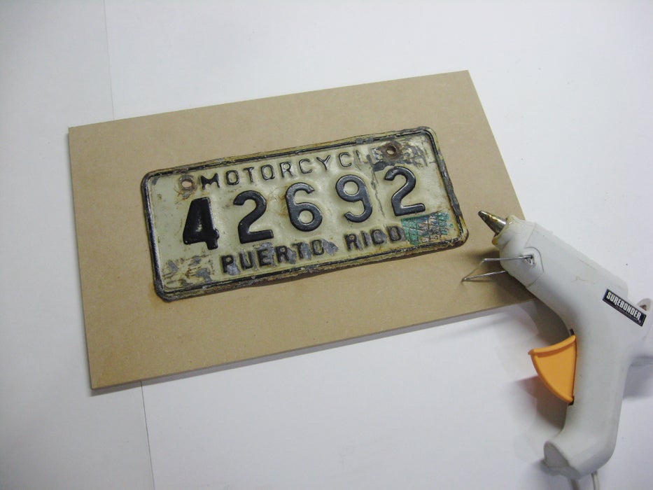 Anexe a placa de licença à placa ou marque a área de exibição