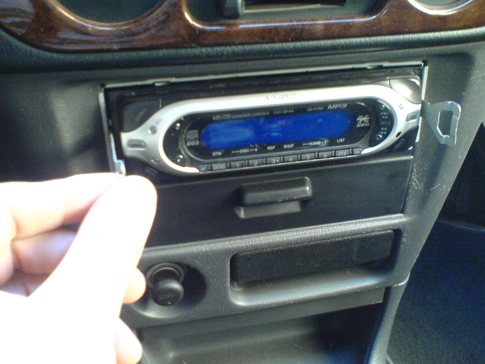 How to Connect Your Mp3 or Ipod on a Car Cdplayer. 6 Steps (with