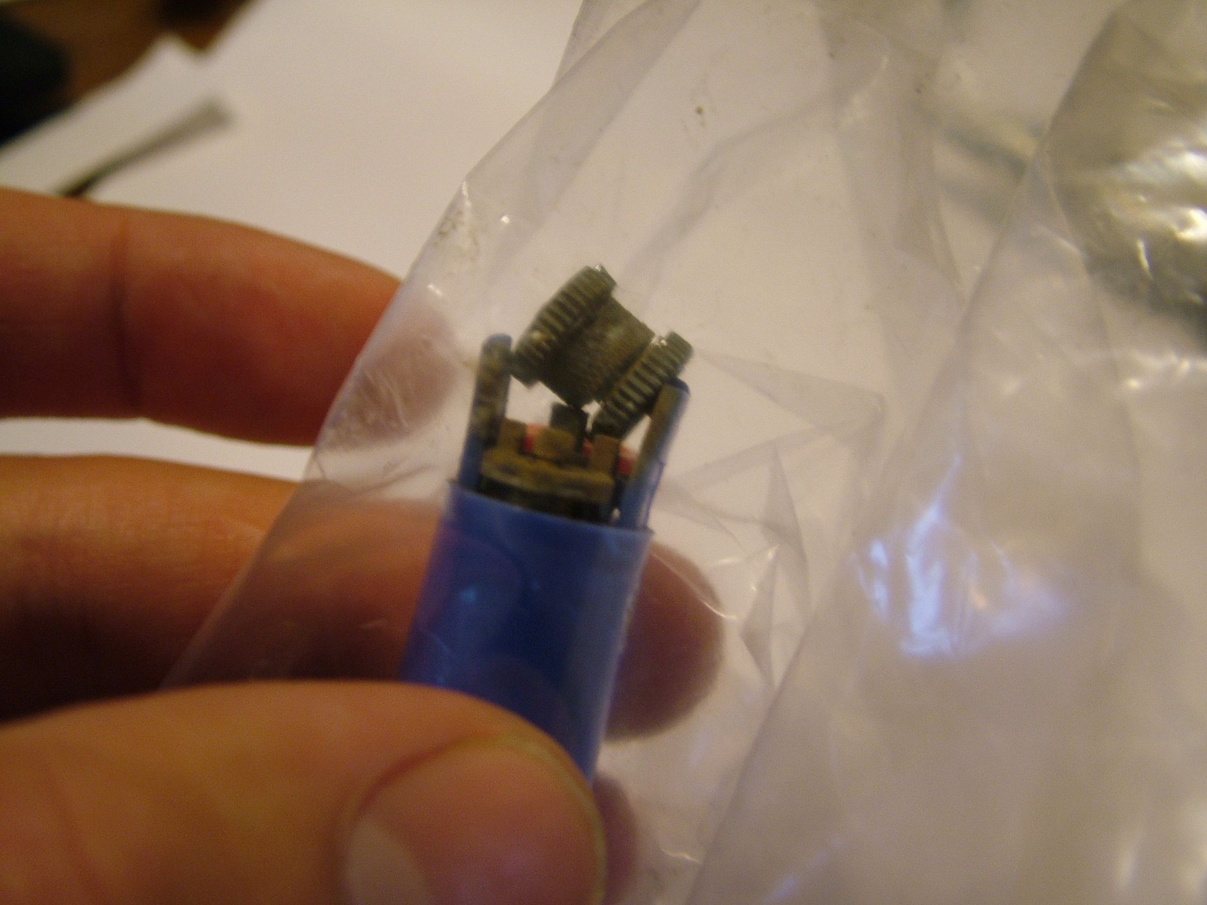 Replace Your Zippo Flint With Flint From a Dead BIC 4 Steps