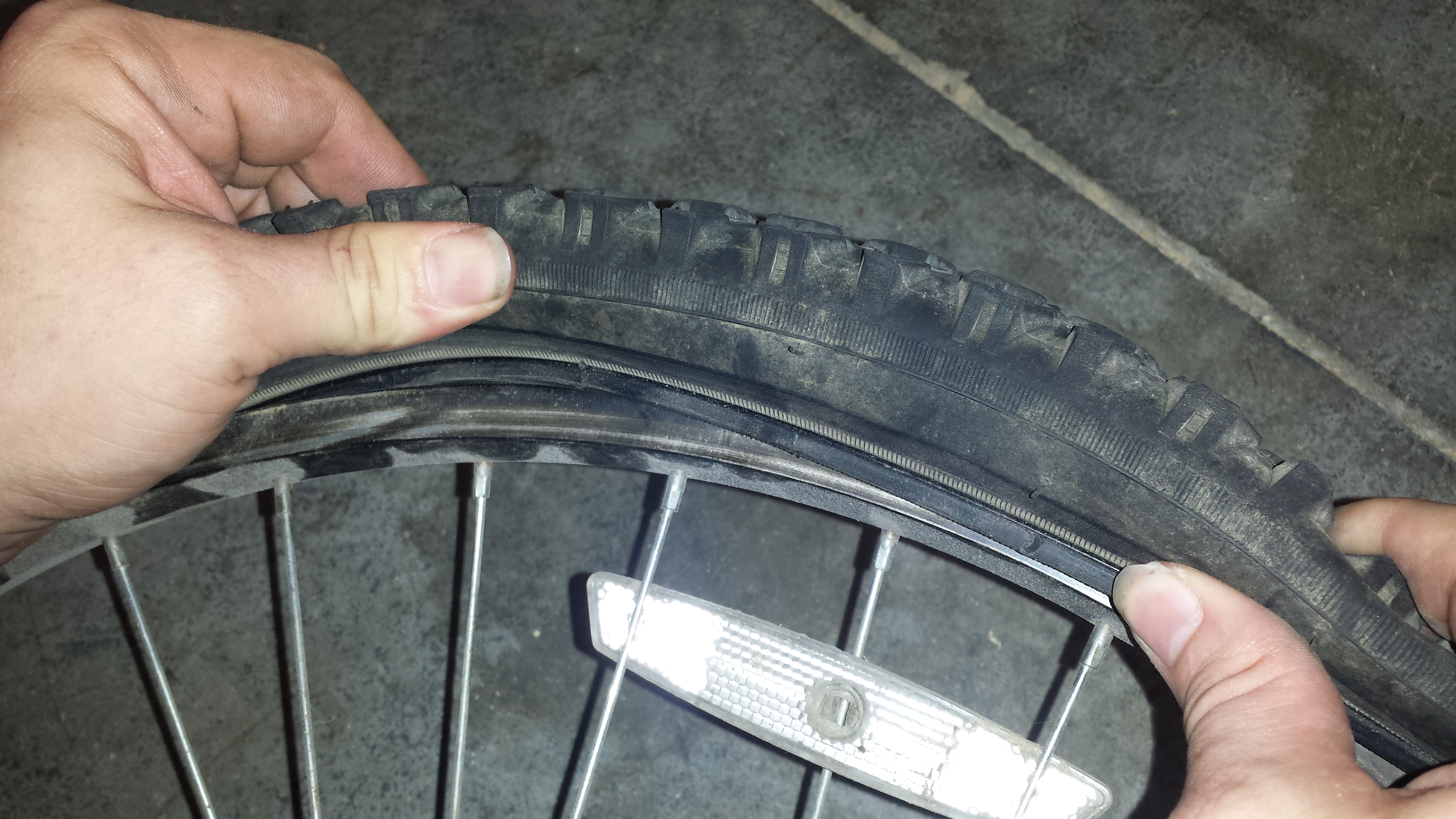 changing a mountain bike tire tube