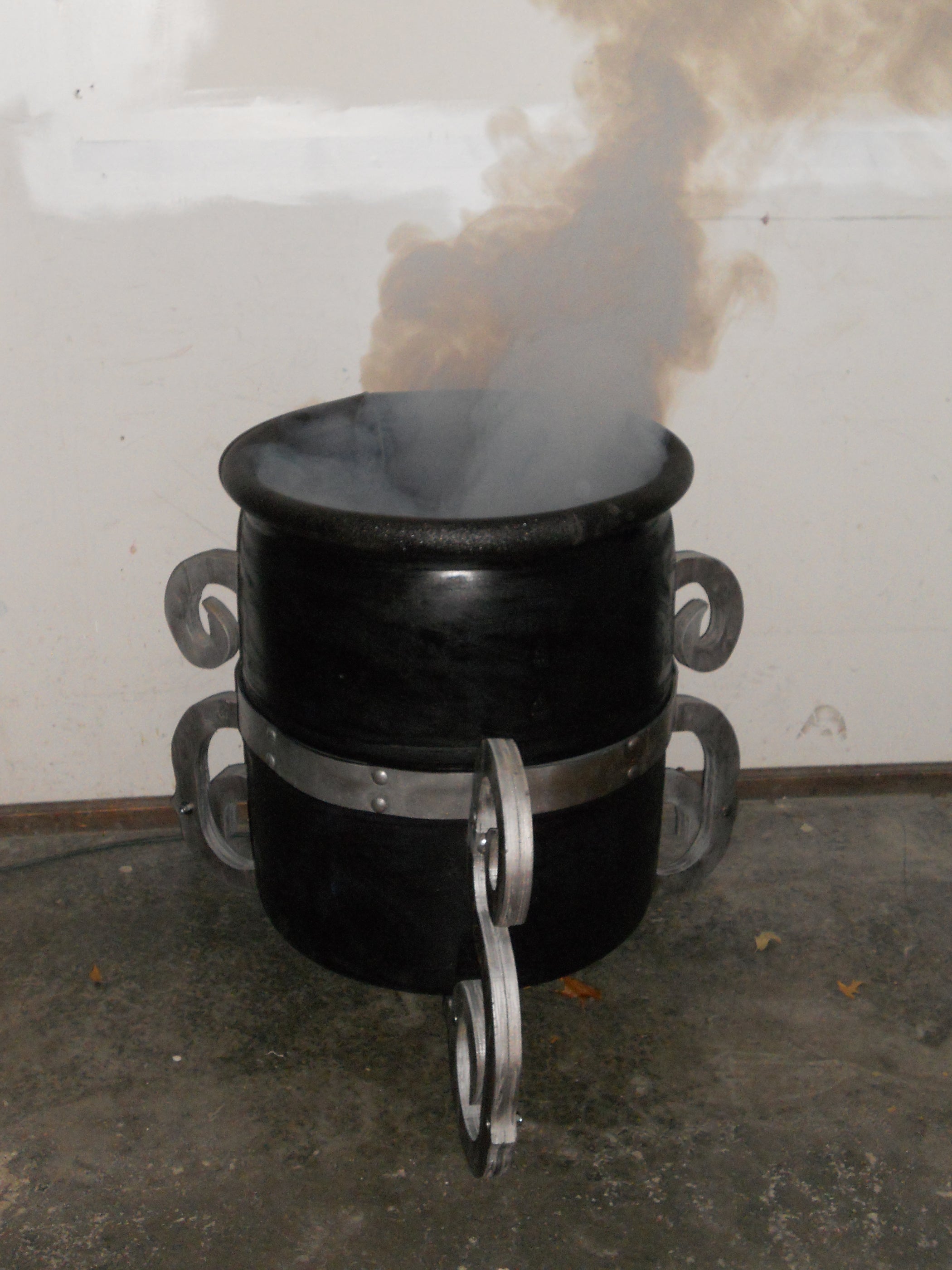 Halloween Cauldron From a 55 Gallon Plastic Barrel 7 Steps (with