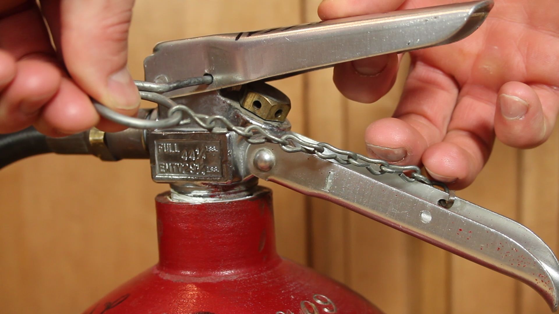 How to Make Dry Ice With a Fire Extinguisher! 5 Steps (with