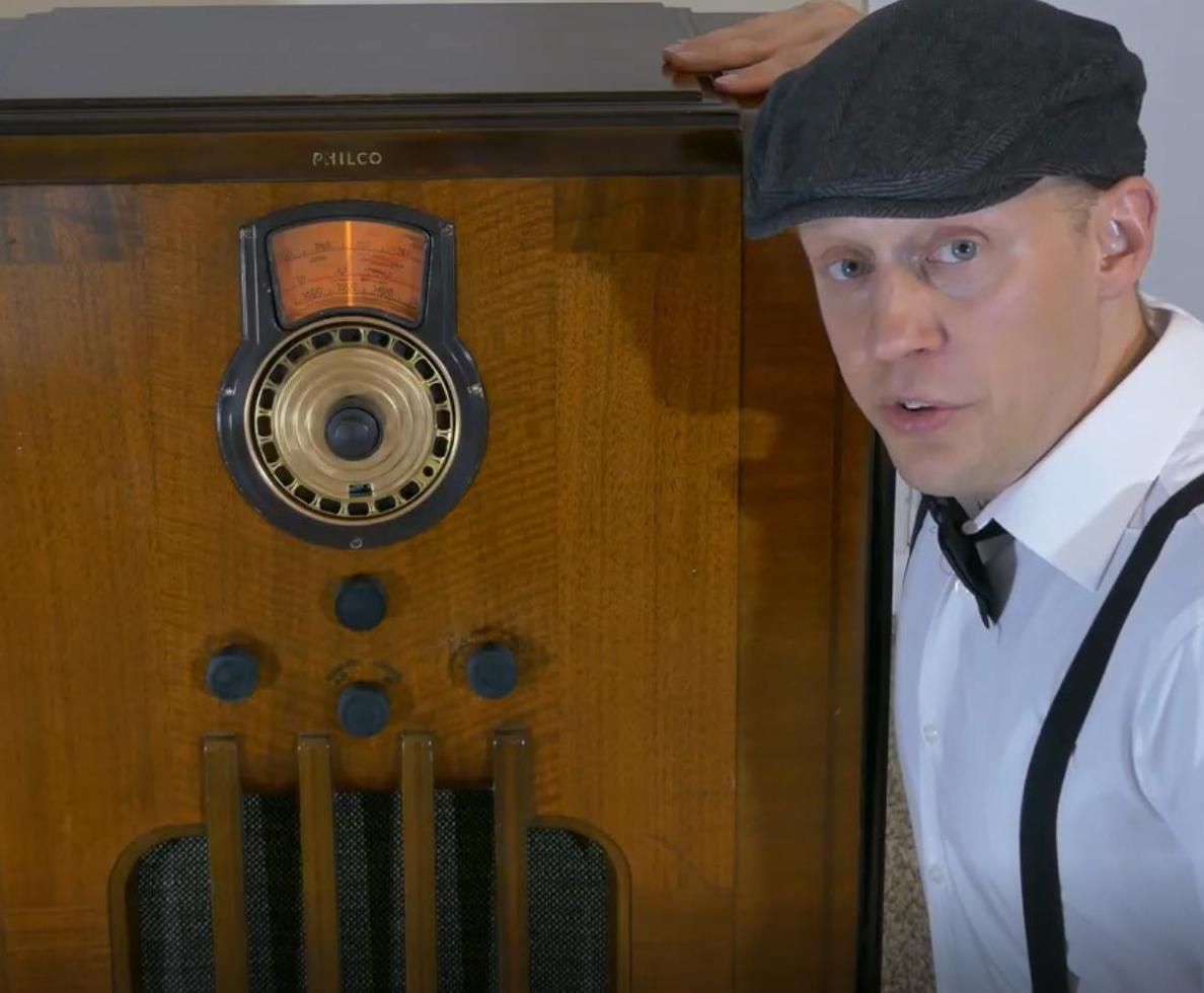 Retro Radio With a Hidden Secret! Kept the Old School Style and Updated to New School Functionality.