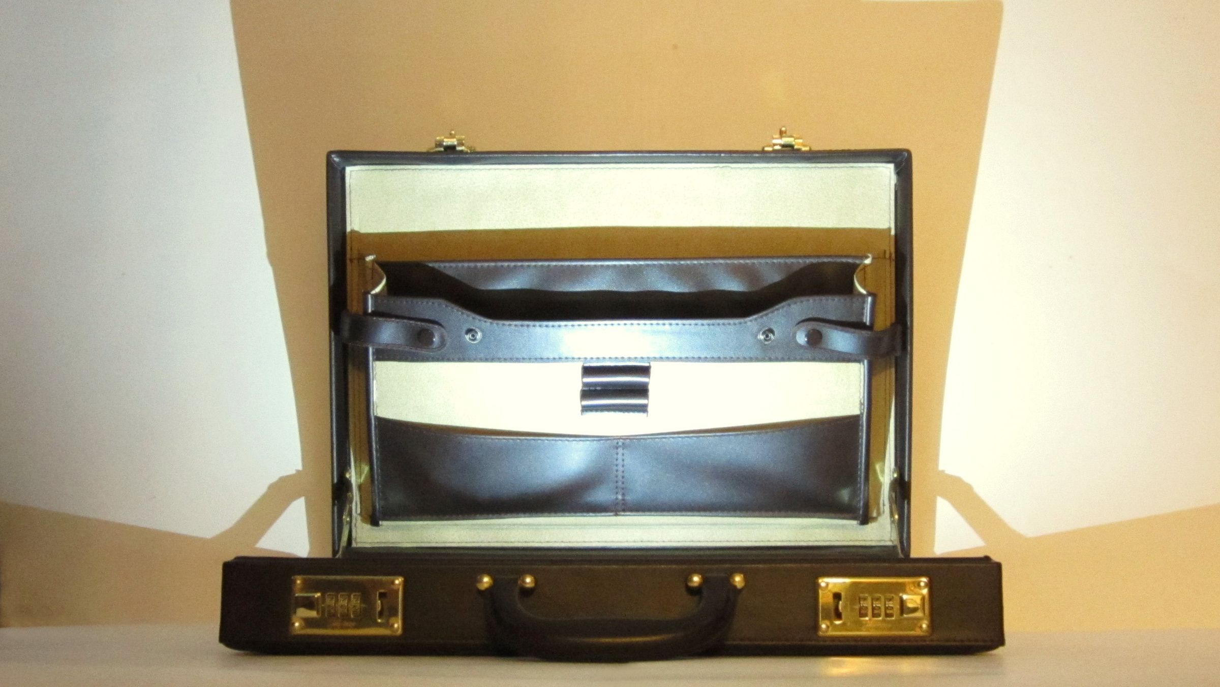 The Glowing Briefcase From Pulp Fiction 10 Steps (with Pictures
