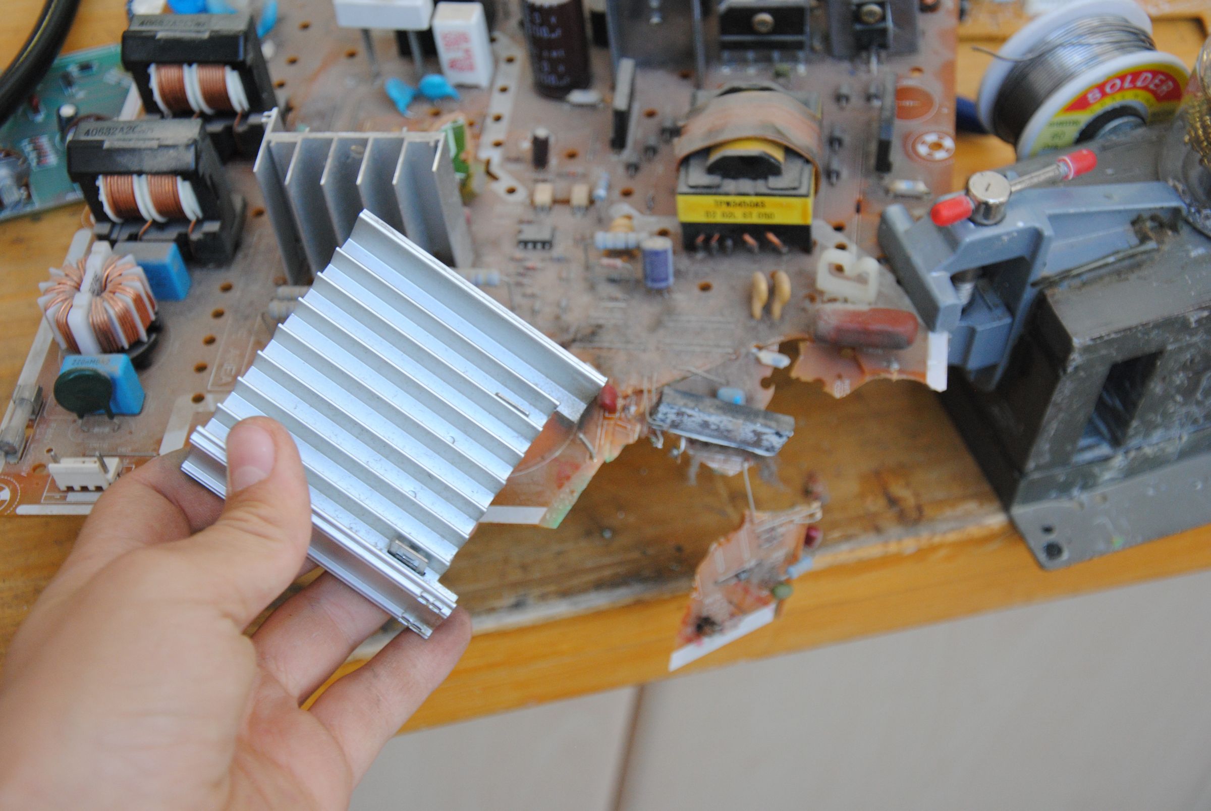 How to Desolder Electronic Components From Circuit Boards 7 Tips