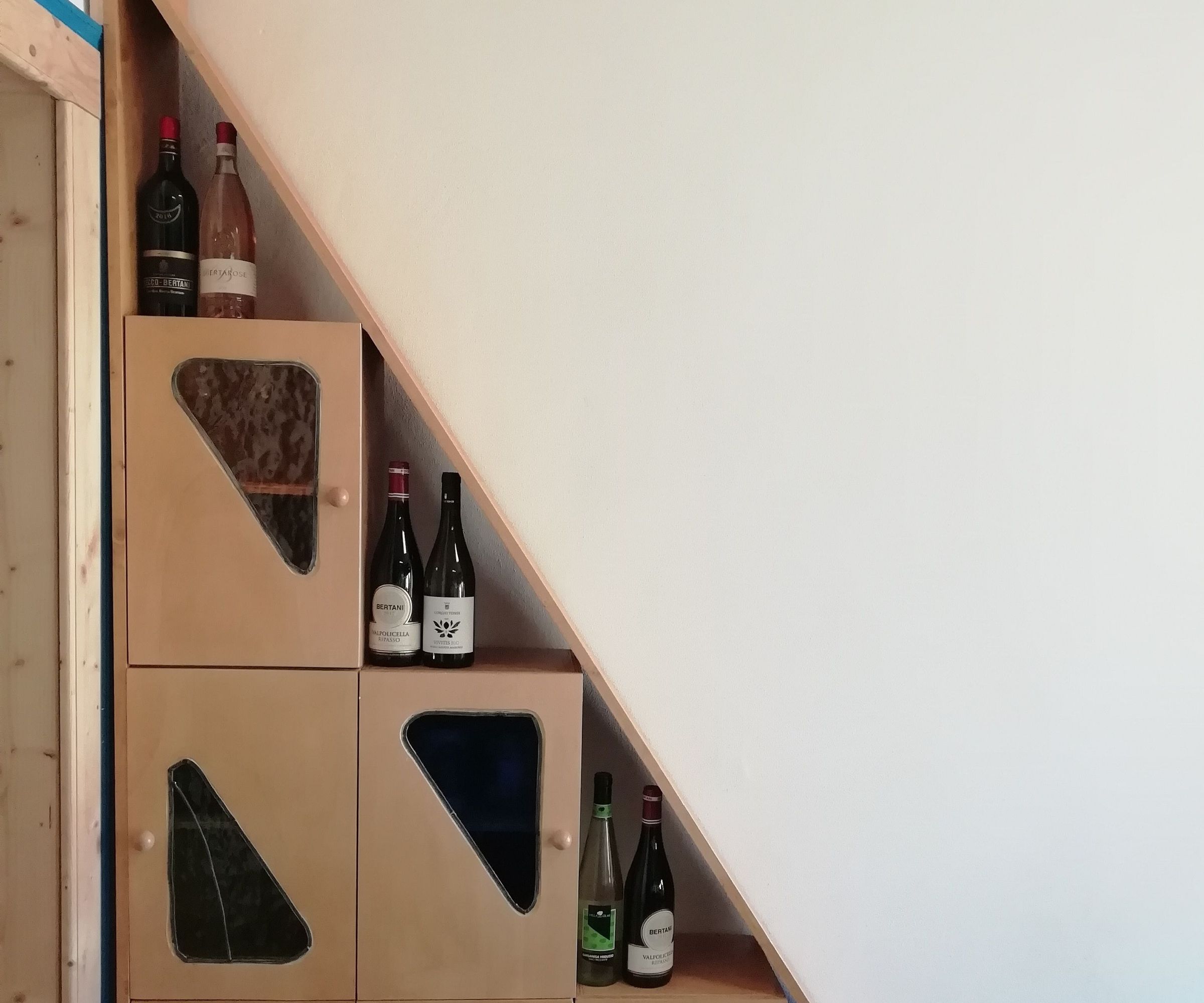 Step-by-step guide for the triangle: a glass closet for wine DIY Project DIY project